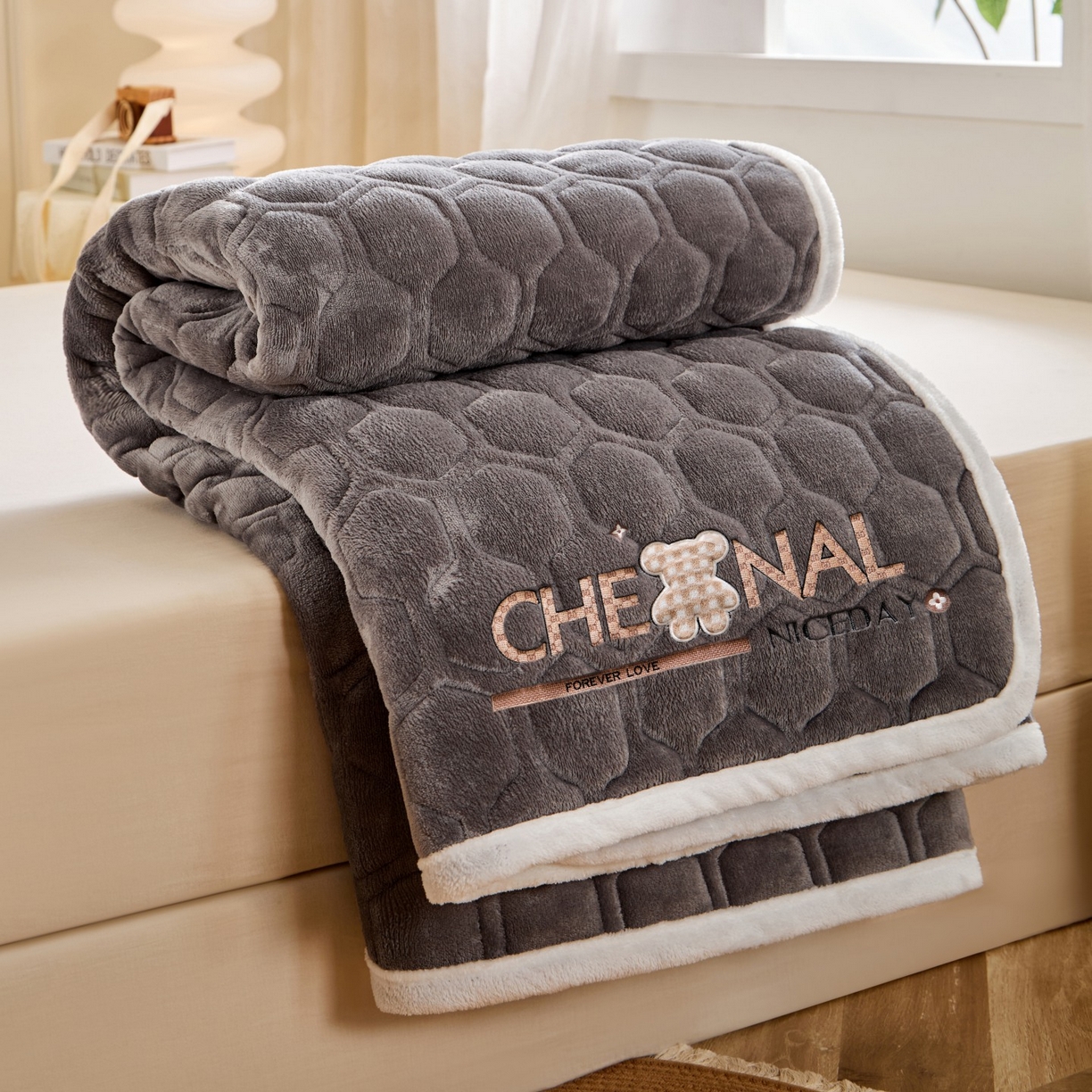 91家纺网 家纺一手货源 找家纺 初心家纺 2025新款高克重牛奶绒绣花夹棉防滑床垫（面料200克） 小熊-高级灰