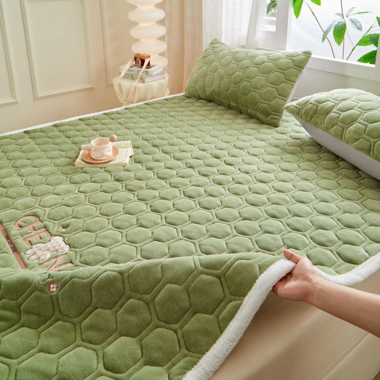 91家纺网 家纺一手货源 找家纺 初心家纺 2025新款高克重牛奶绒绣花夹棉防滑床垫（面料200克） 小熊-清新绿