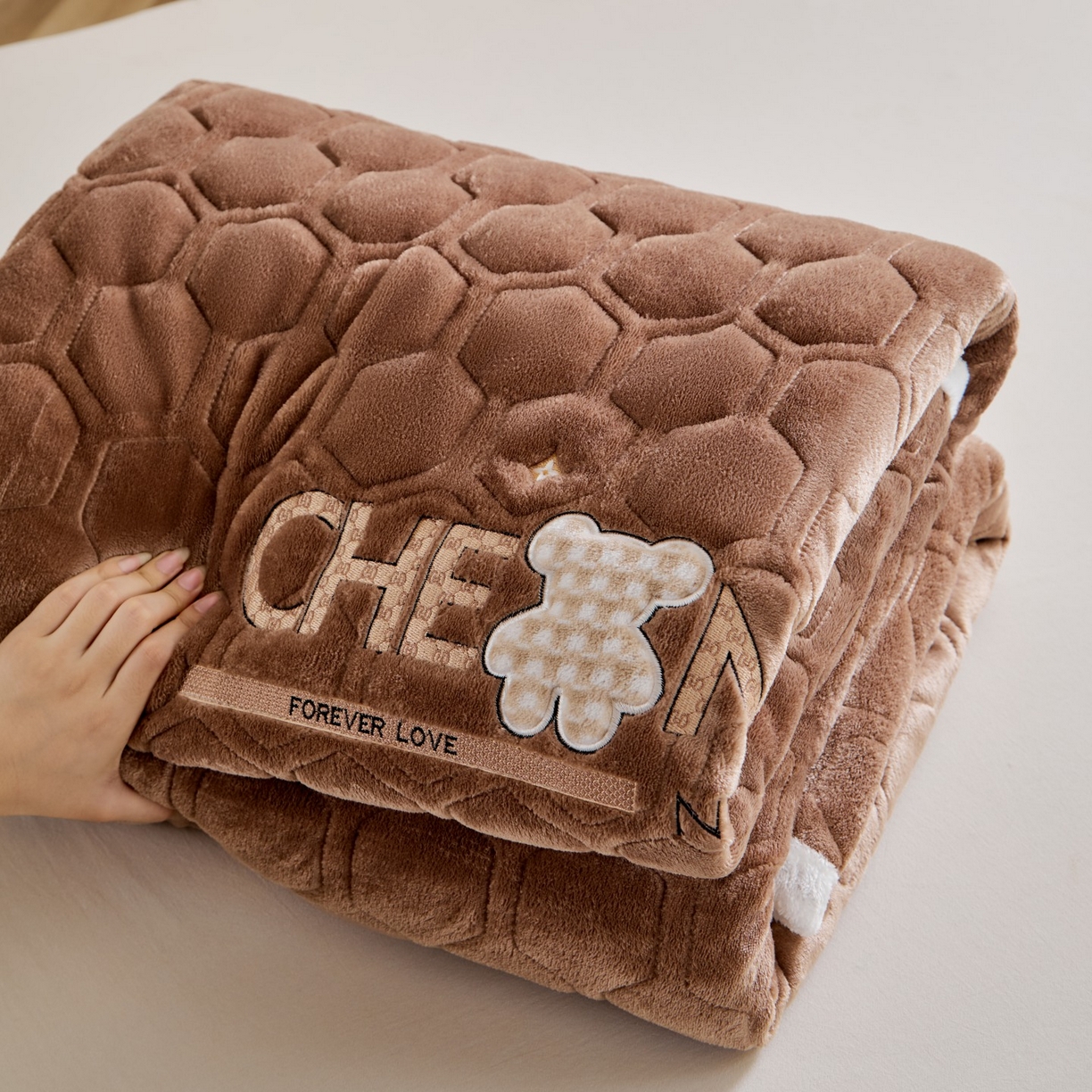 91家纺网 家纺一手货源 找家纺 初心家纺 2025新款高克重牛奶绒绣花夹棉防滑床垫（面料200克） 小熊-深咖棕