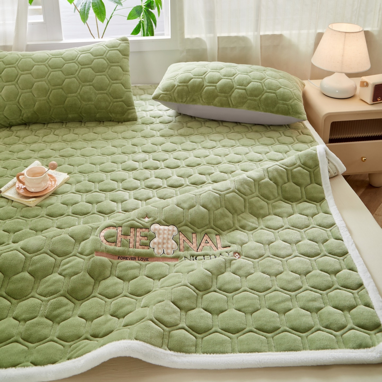 91家纺网 家纺一手货源 找家纺 初心家纺 2025新款高克重牛奶绒绣花夹棉防滑床垫（面料200克） 小熊-清新绿