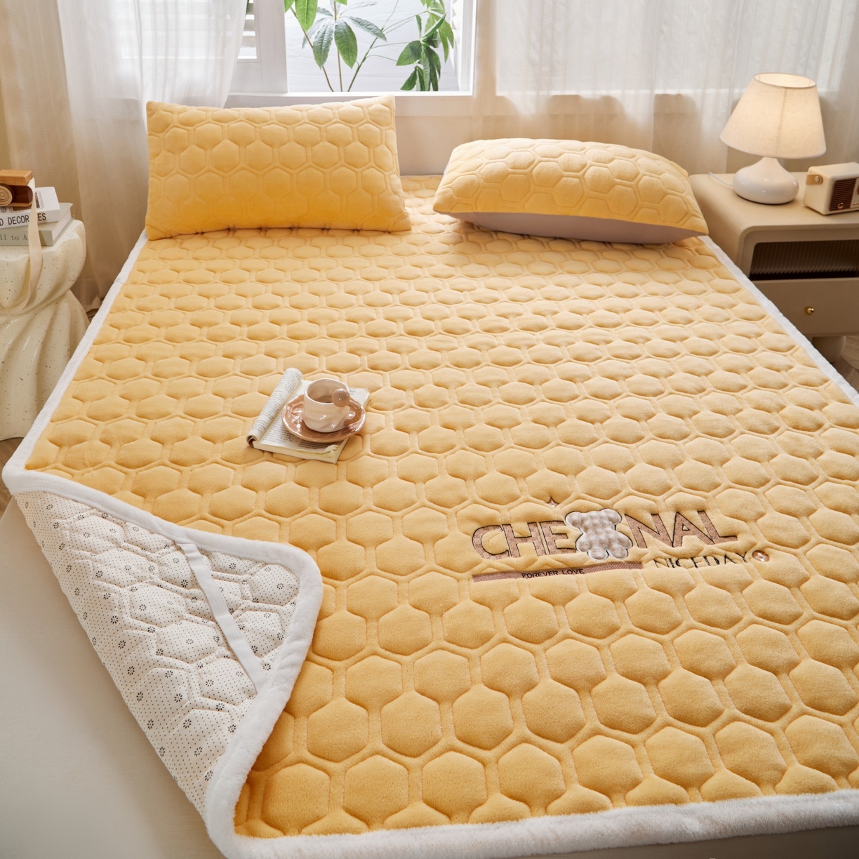91家纺网 家纺一手货源 找家纺 初心家纺 2025新款高克重牛奶绒绣花夹棉防滑床垫（面料200克） 小熊-香槟金