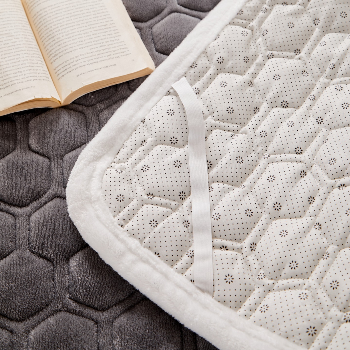 91家纺网 家纺一手货源 找家纺 初心家纺 2025新款高克重牛奶绒绣花夹棉防滑床垫（面料200克） 字母-高级灰