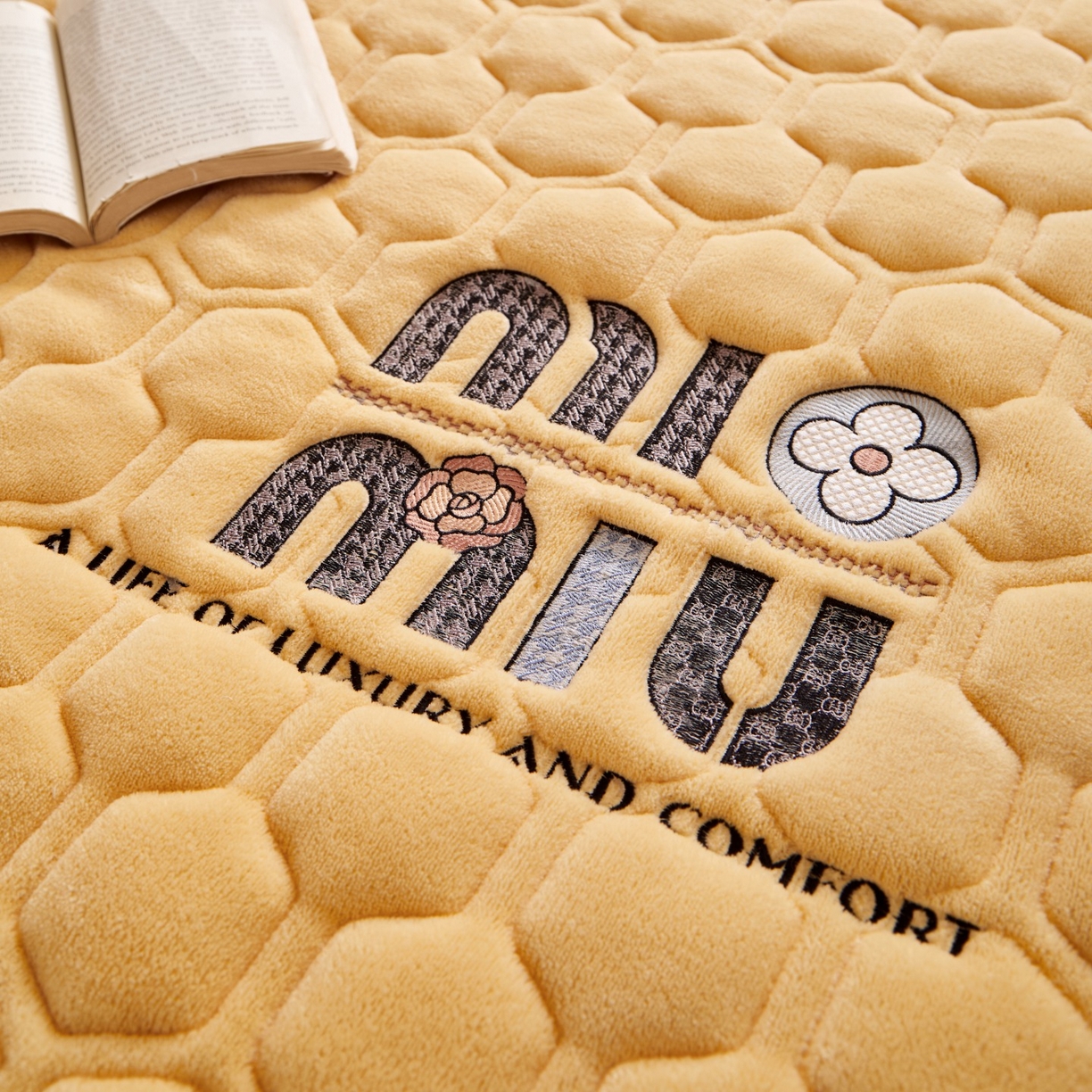 91家纺网 家纺一手货源 找家纺 初心家纺 2025新款高克重牛奶绒绣花夹棉防滑床垫（面料200克） 字母-香槟金