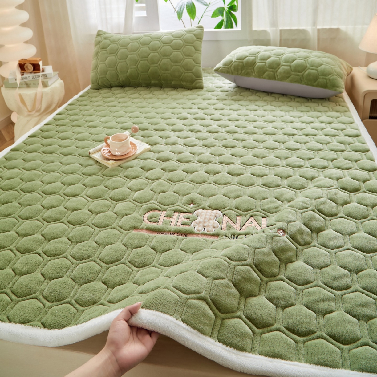 91家纺网 家纺一手货源 找家纺 初心家纺 2025新款高克重牛奶绒绣花夹棉防滑床垫（面料200克） 小熊-清新绿