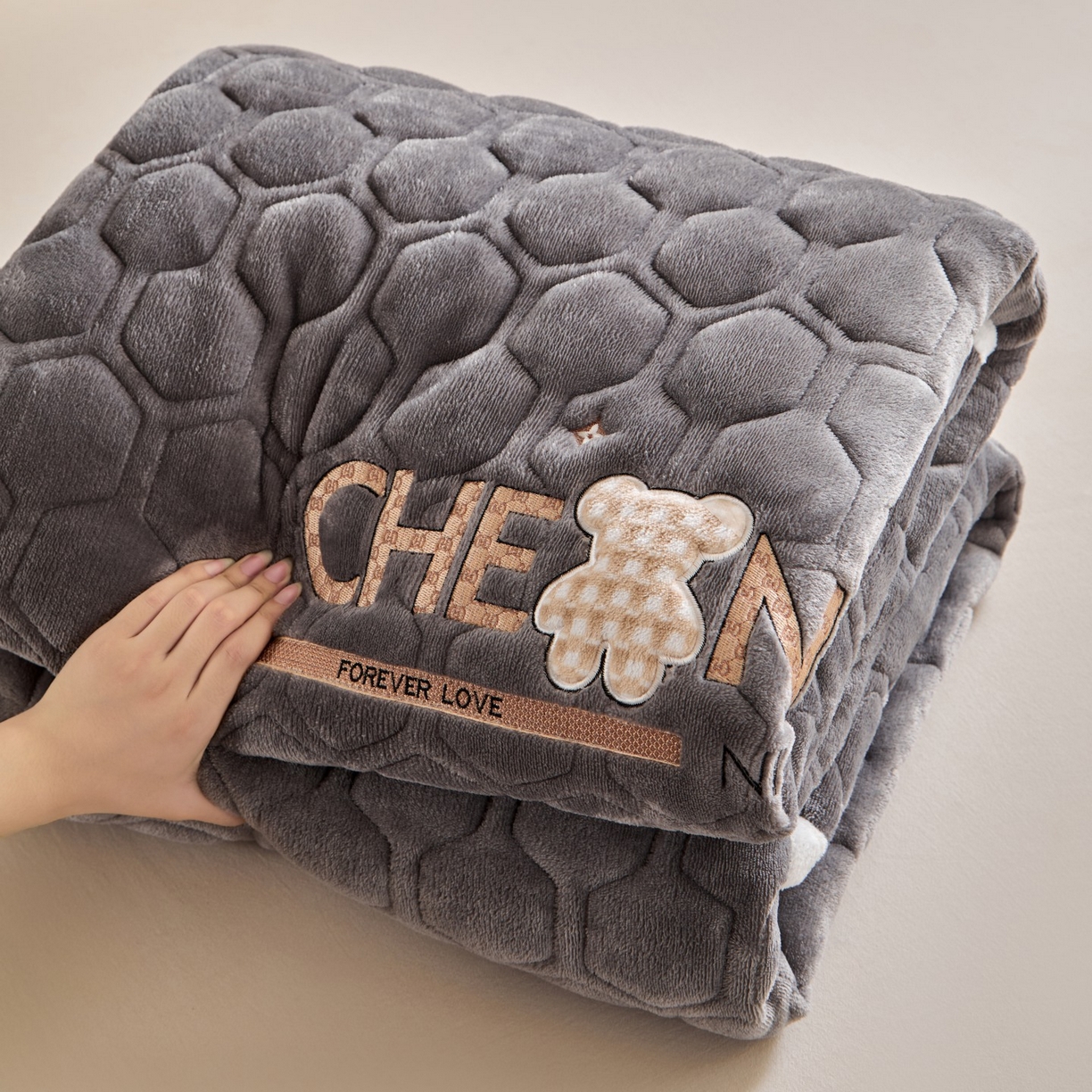 91家纺网 家纺一手货源 找家纺 初心家纺 2025新款高克重牛奶绒绣花夹棉防滑床垫（面料200克） 小熊-高级灰