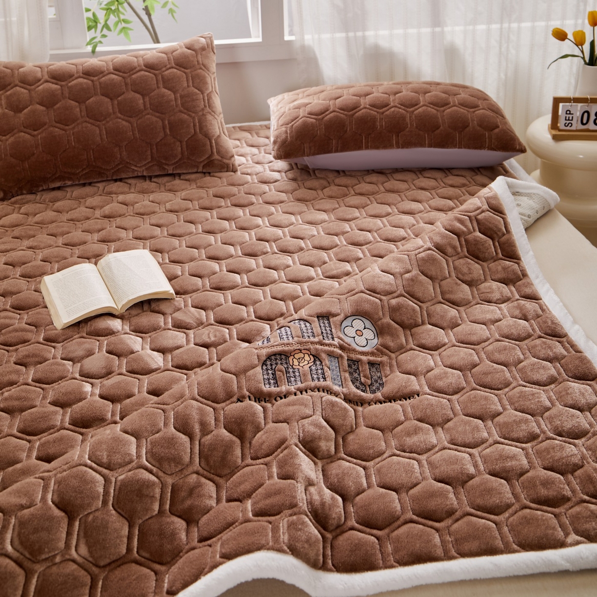 91家纺网 家纺一手货源 找家纺 初心家纺 2025新款高克重牛奶绒绣花夹棉防滑床垫（面料200克） 字母-深咖棕