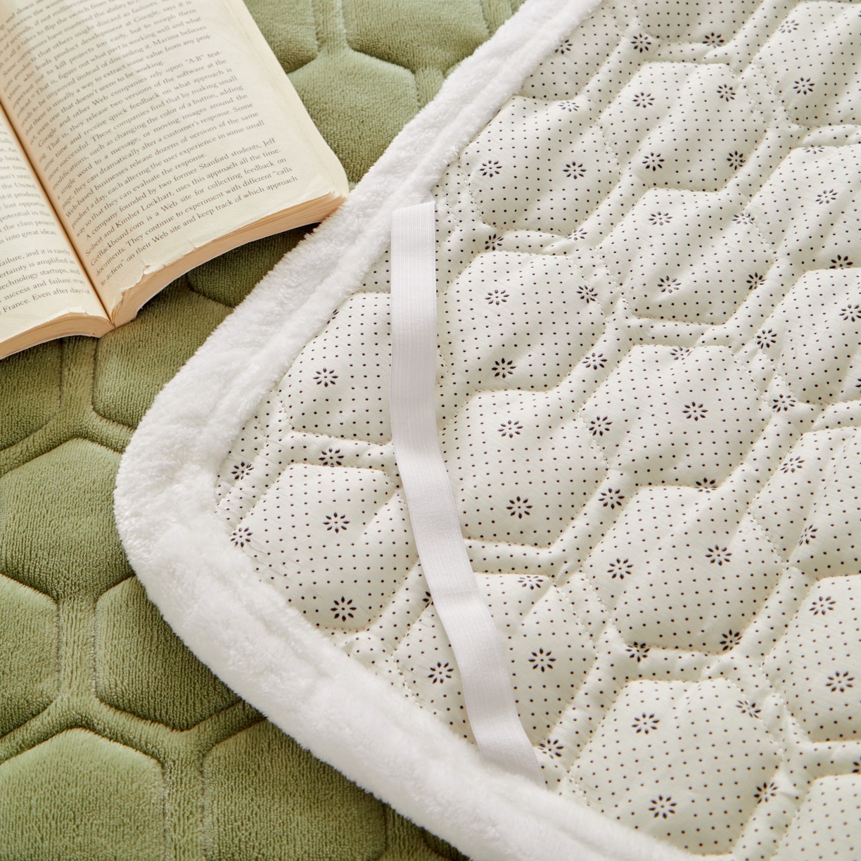 91家纺网 家纺一手货源 找家纺 初心家纺 2025新款高克重牛奶绒绣花夹棉防滑床垫（面料200克） 字母-清新绿