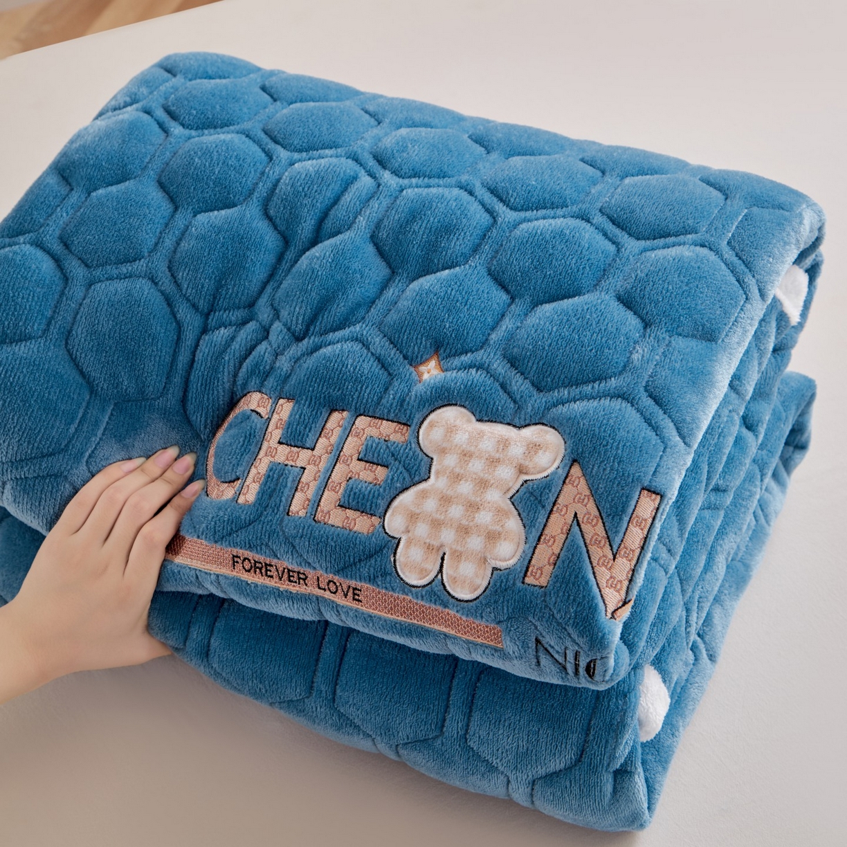 91家纺网 家纺一手货源 找家纺 初心家纺 2025新款高克重牛奶绒绣花夹棉防滑床垫（面料200克） 小熊-宝石蓝