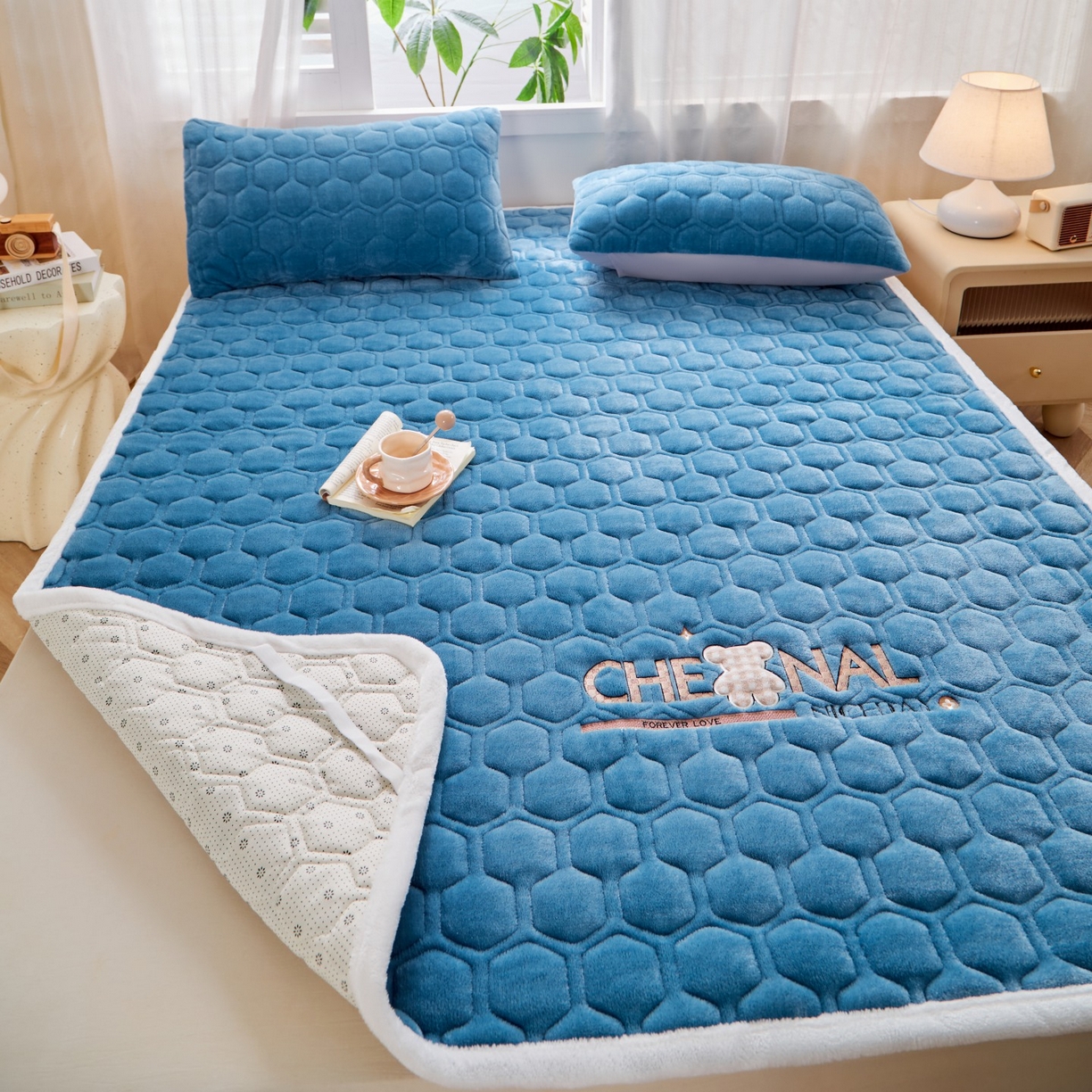 91家纺网 家纺一手货源 找家纺 初心家纺 2025新款高克重牛奶绒绣花夹棉防滑床垫（面料200克） 小熊-宝石蓝