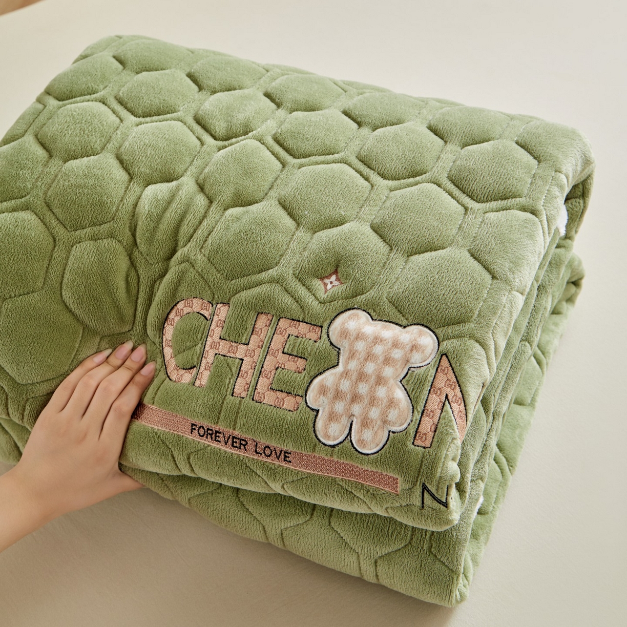 91家纺网 家纺一手货源 找家纺 初心家纺 2025新款高克重牛奶绒绣花夹棉防滑床垫（面料200克） 小熊-清新绿