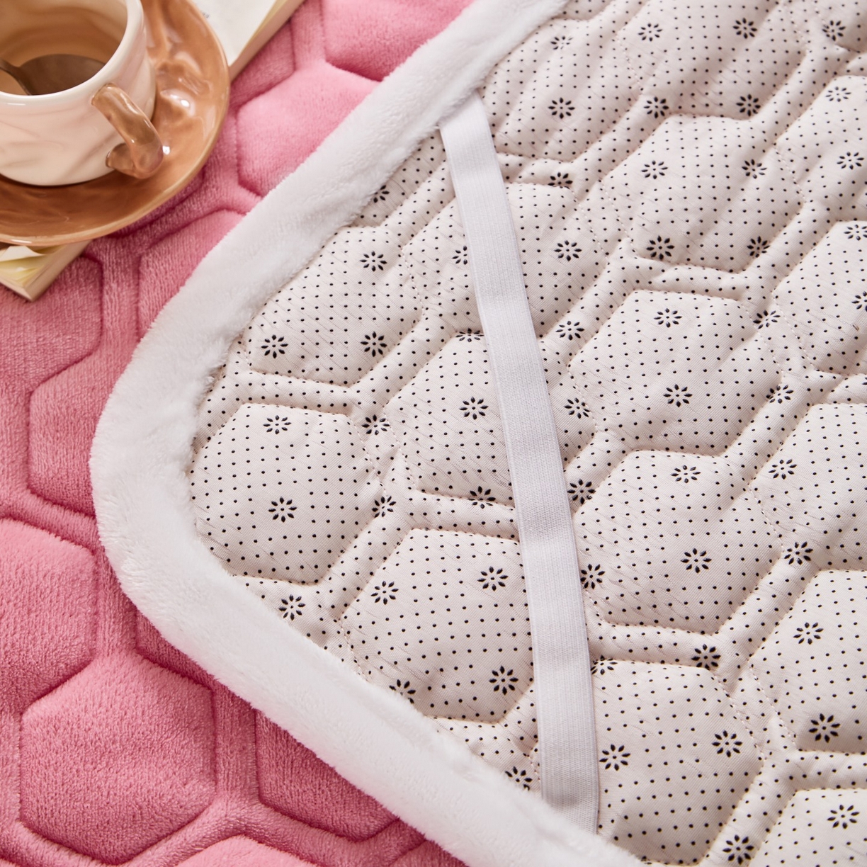 91家纺网 家纺一手货源 找家纺 初心家纺 2025新款高克重牛奶绒绣花夹棉防滑床垫（面料200克） 小熊-樱花粉