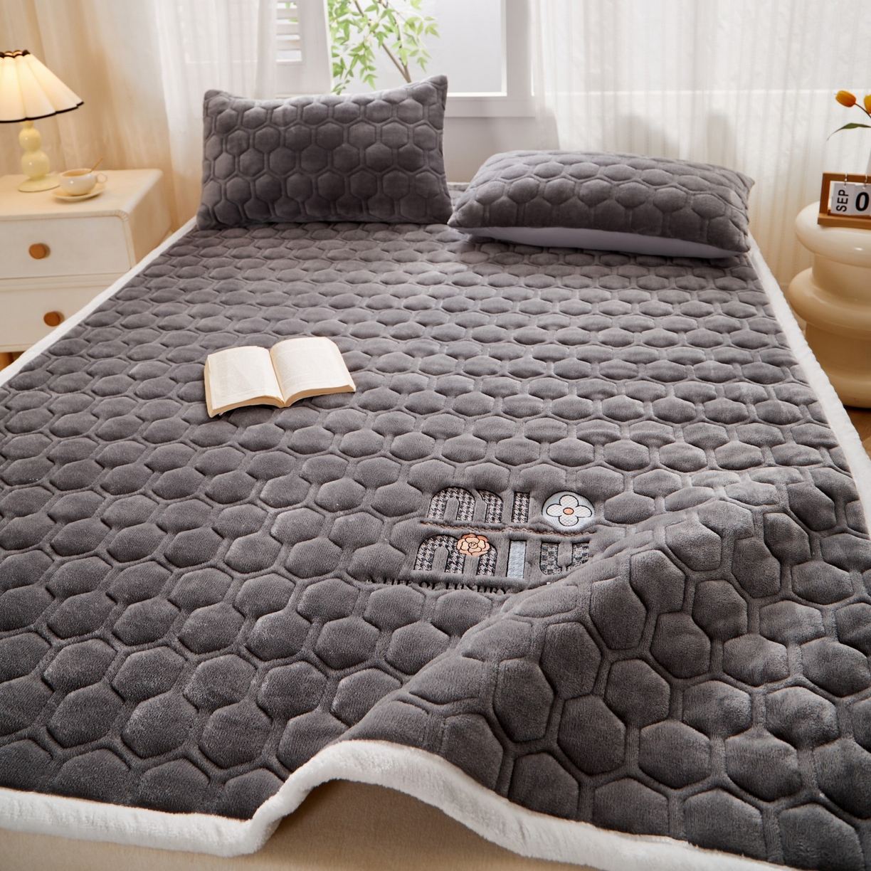 91家纺网 家纺一手货源 找家纺 初心家纺 2025新款高克重牛奶绒绣花夹棉防滑床垫（面料200克） 字母-高级灰