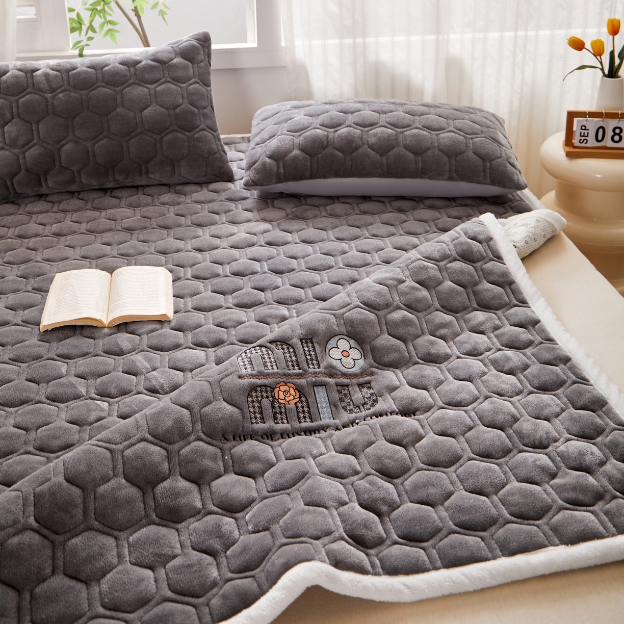 91家纺网 家纺一手货源 找家纺 初心家纺 2025新款高克重牛奶绒绣花夹棉防滑床垫（面料200克） 字母-高级灰