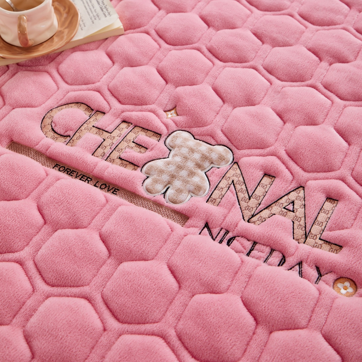 91家纺网 家纺一手货源 找家纺 初心家纺 2025新款高克重牛奶绒绣花夹棉防滑床垫（面料200克） 小熊-樱花粉