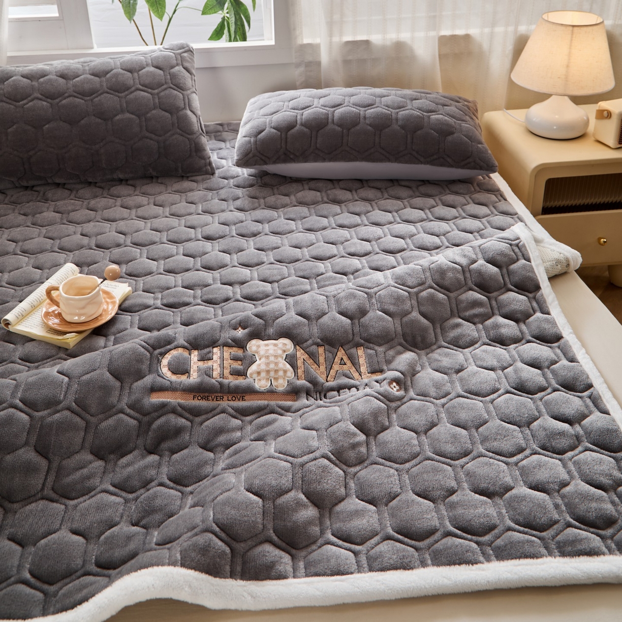 91家纺网 家纺一手货源 找家纺 初心家纺 2025新款高克重牛奶绒绣花夹棉防滑床垫（面料200克） 小熊-高级灰