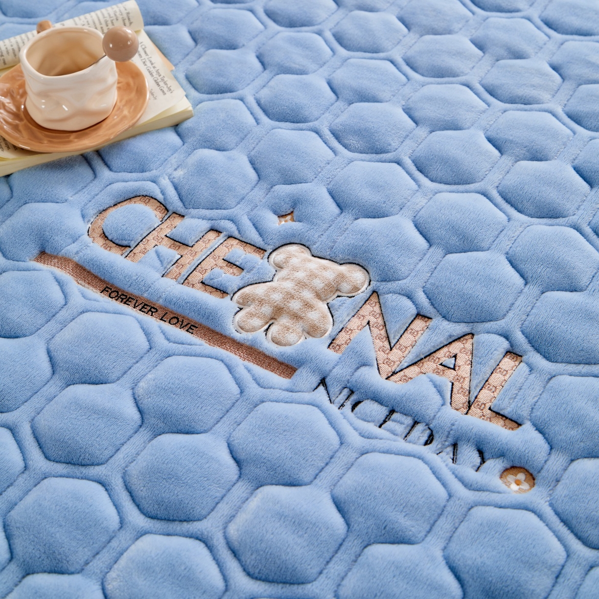 91家纺网 家纺一手货源 找家纺 初心家纺 2025新款高克重牛奶绒绣花夹棉防滑床垫（面料200克） 小熊-天空蓝