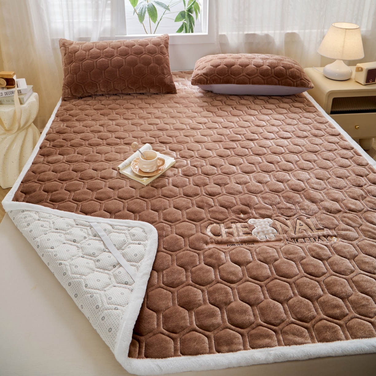 91家纺网 家纺一手货源 找家纺 初心家纺 2025新款高克重牛奶绒绣花夹棉防滑床垫（面料200克） 小熊-深咖棕