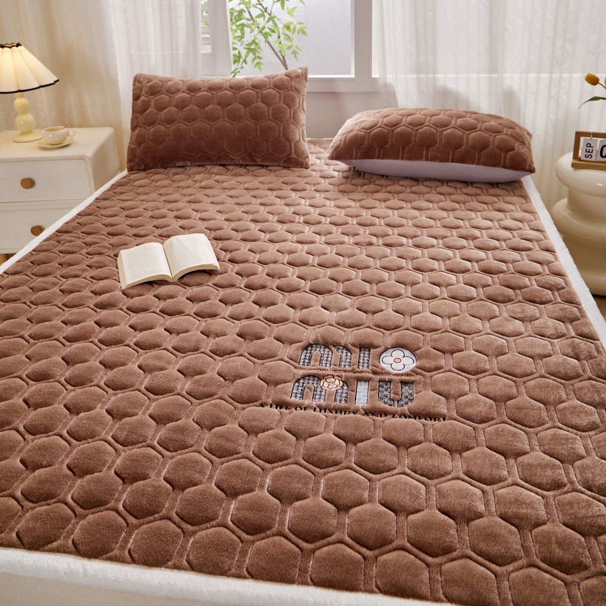91家纺网 家纺一手货源 找家纺 初心家纺 2025新款高克重牛奶绒绣花夹棉防滑床垫（面料200克） 字母-深咖棕