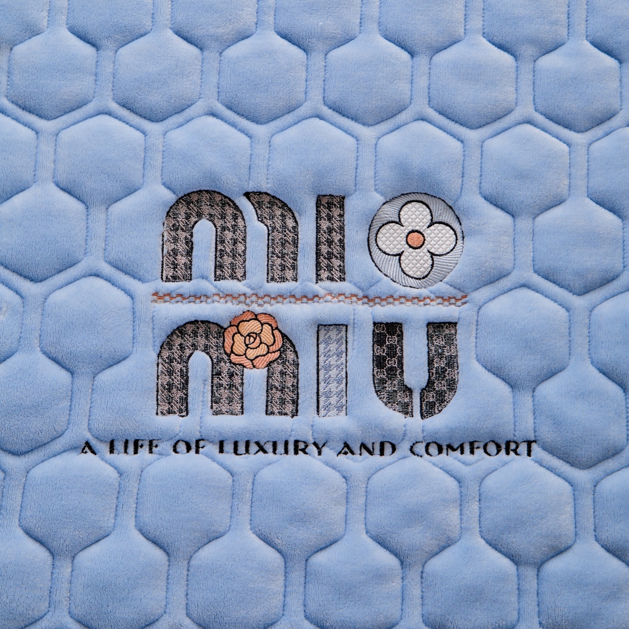 91家纺网 家纺一手货源 找家纺 初心家纺 2025新款高克重牛奶绒绣花夹棉防滑床垫（面料200克） 字母-天空蓝