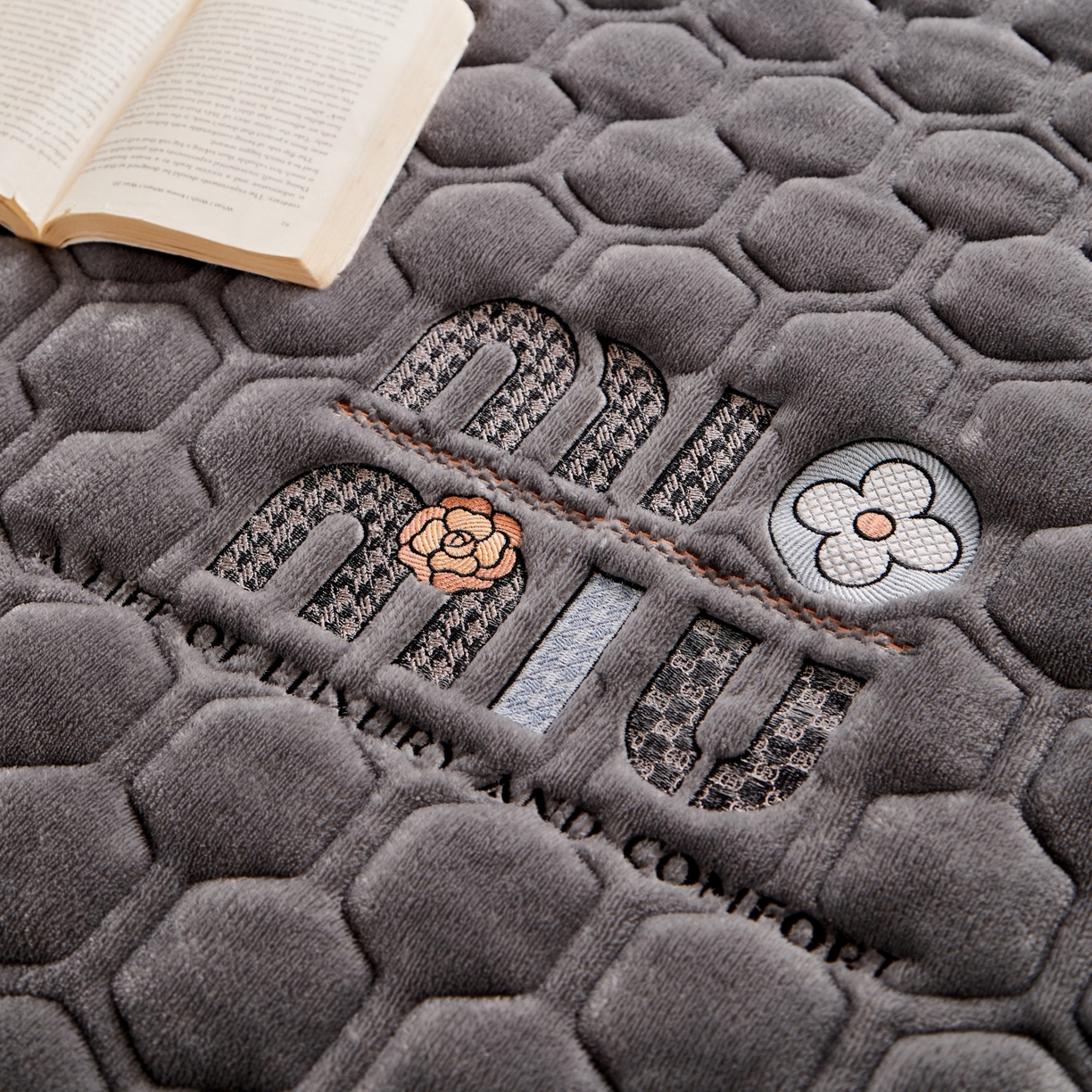 91家纺网 家纺一手货源 找家纺 初心家纺 2025新款高克重牛奶绒绣花夹棉防滑床垫（面料200克） 字母-高级灰