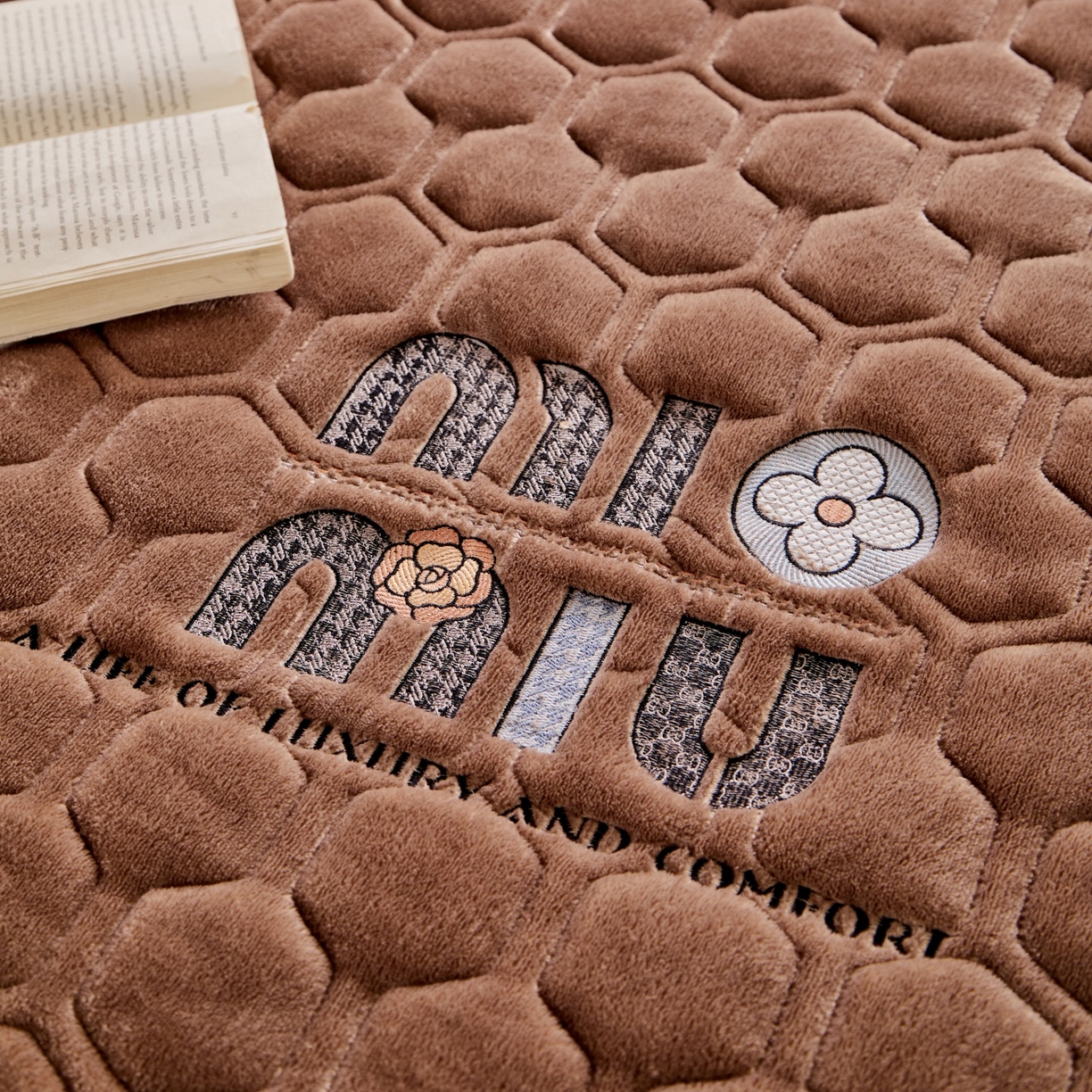 91家纺网 家纺一手货源 找家纺 初心家纺 2025新款高克重牛奶绒绣花夹棉防滑床垫（面料200克） 字母-深咖棕