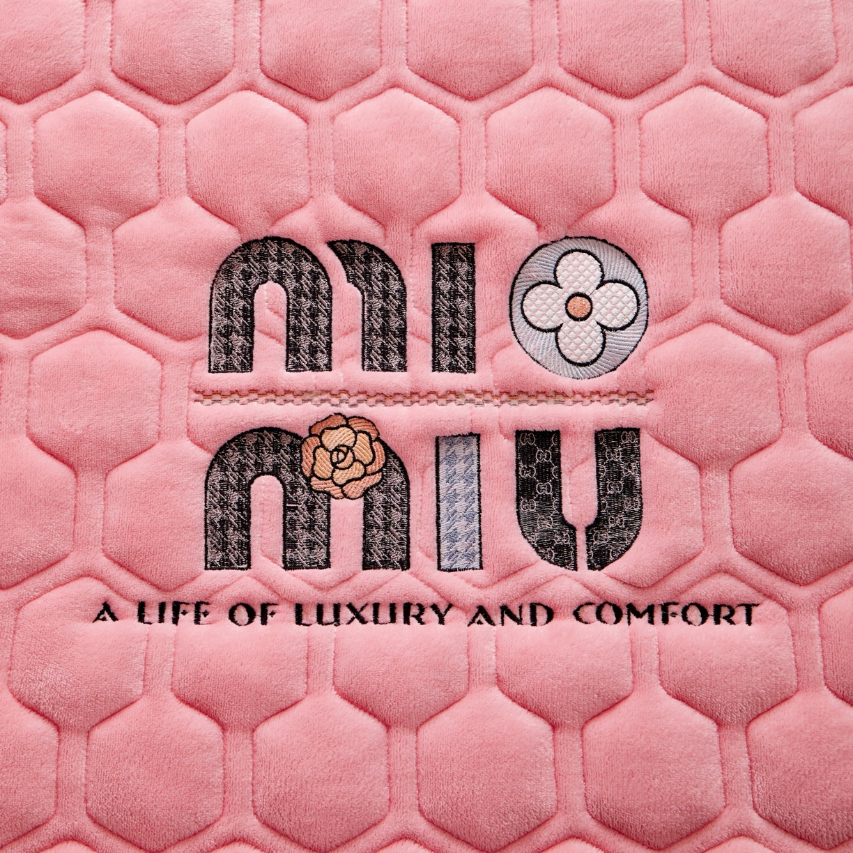 91家纺网 家纺一手货源 找家纺 初心家纺 2025新款高克重牛奶绒绣花夹棉防滑床垫（面料200克） 字母-樱花粉