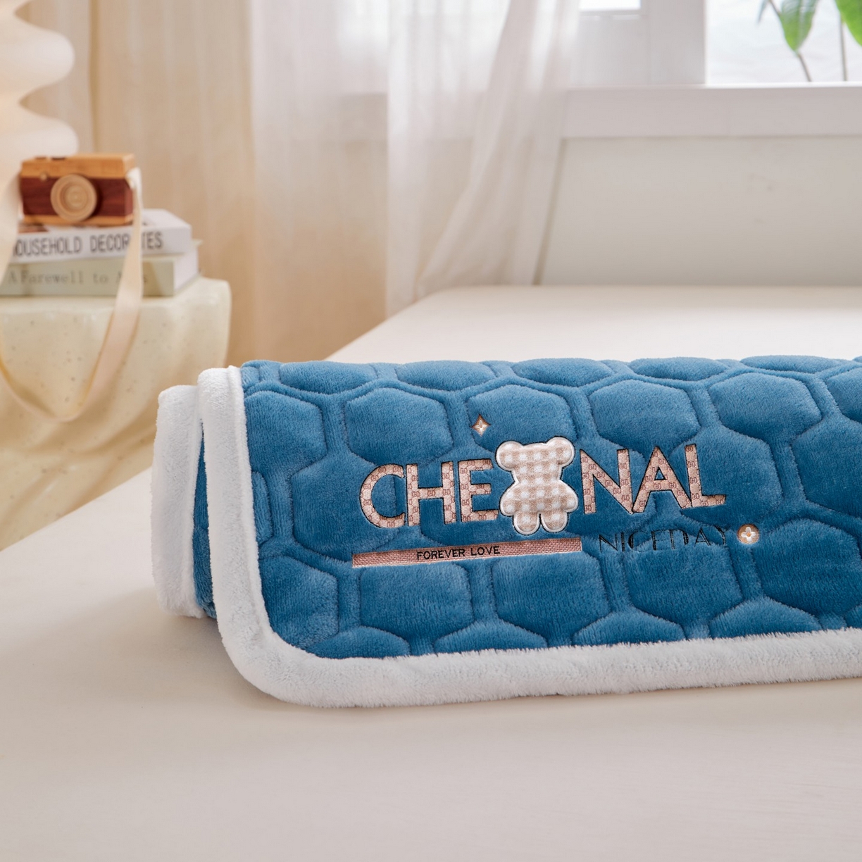 91家纺网 家纺一手货源 找家纺 初心家纺 2025新款高克重牛奶绒绣花夹棉防滑床垫（面料200克） 小熊-宝石蓝