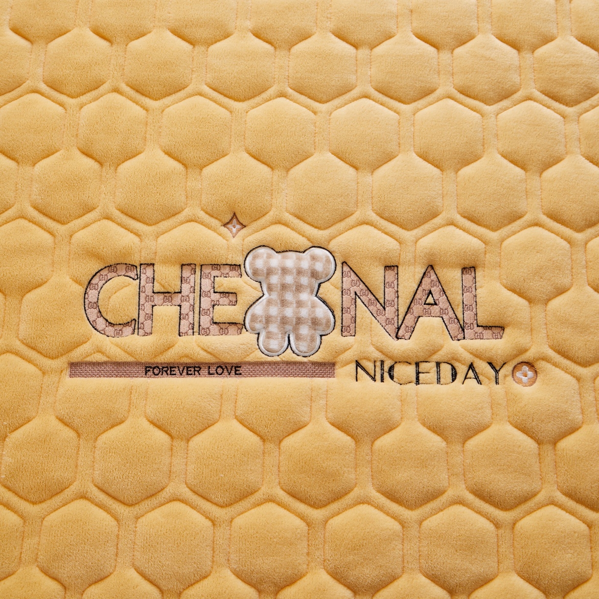 91家纺网 家纺一手货源 找家纺 初心家纺 2025新款高克重牛奶绒绣花夹棉防滑床垫（面料200克） 小熊-香槟金