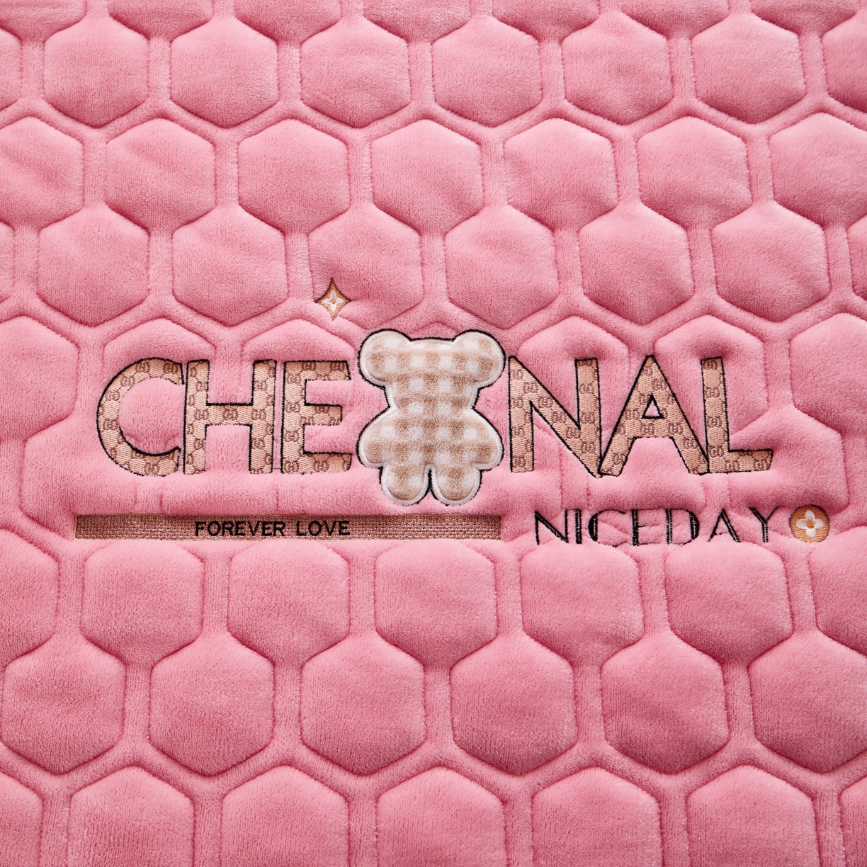 91家纺网 家纺一手货源 找家纺 初心家纺 2025新款高克重牛奶绒绣花夹棉防滑床垫（面料200克） 小熊-樱花粉