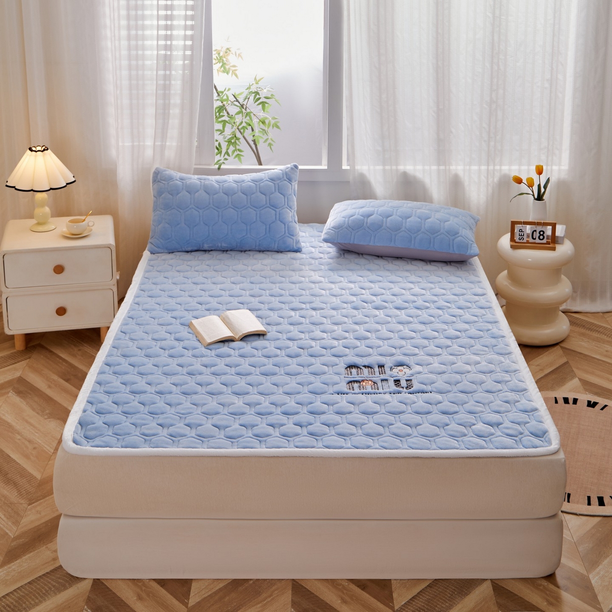 91家纺网 家纺一手货源 找家纺 初心家纺 2025新款高克重牛奶绒绣花夹棉防滑床垫（面料200克） 字母-天空蓝