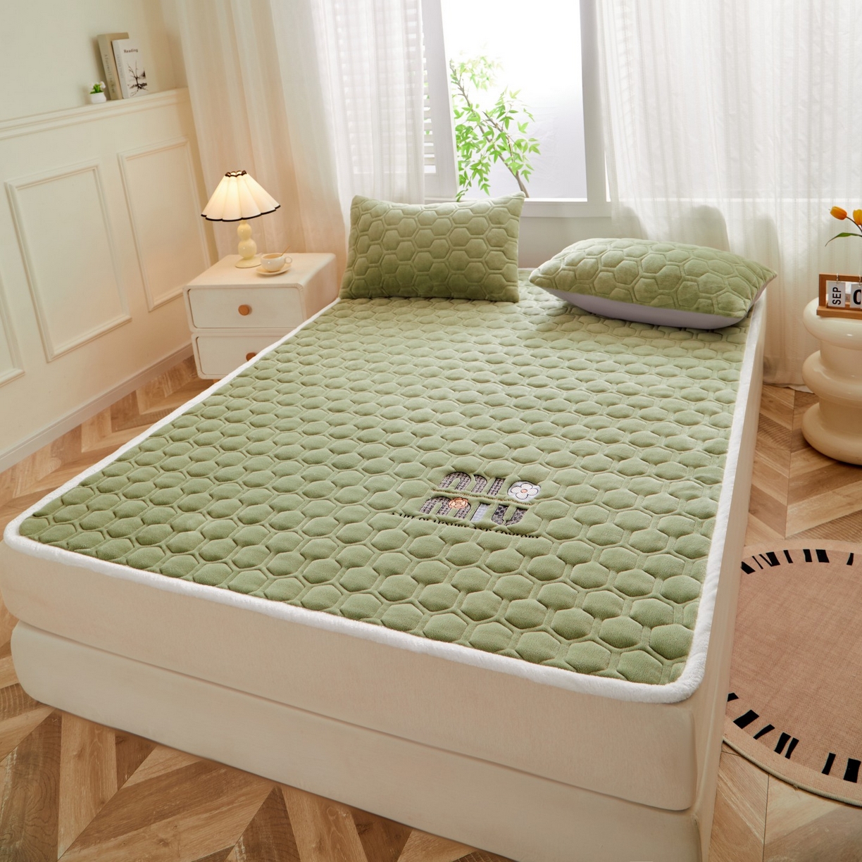 91家纺网 家纺一手货源 找家纺 初心家纺 2025新款高克重牛奶绒绣花夹棉防滑床垫（面料200克） 字母-清新绿