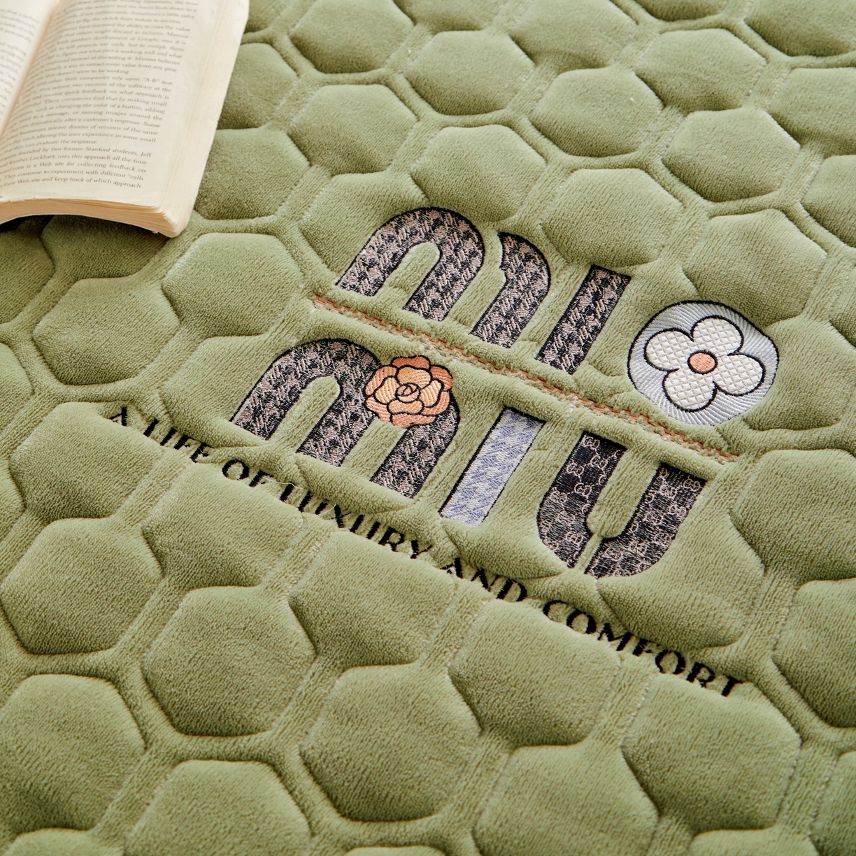 91家纺网 家纺一手货源 找家纺 初心家纺 2025新款高克重牛奶绒绣花夹棉防滑床垫（面料200克） 字母-清新绿