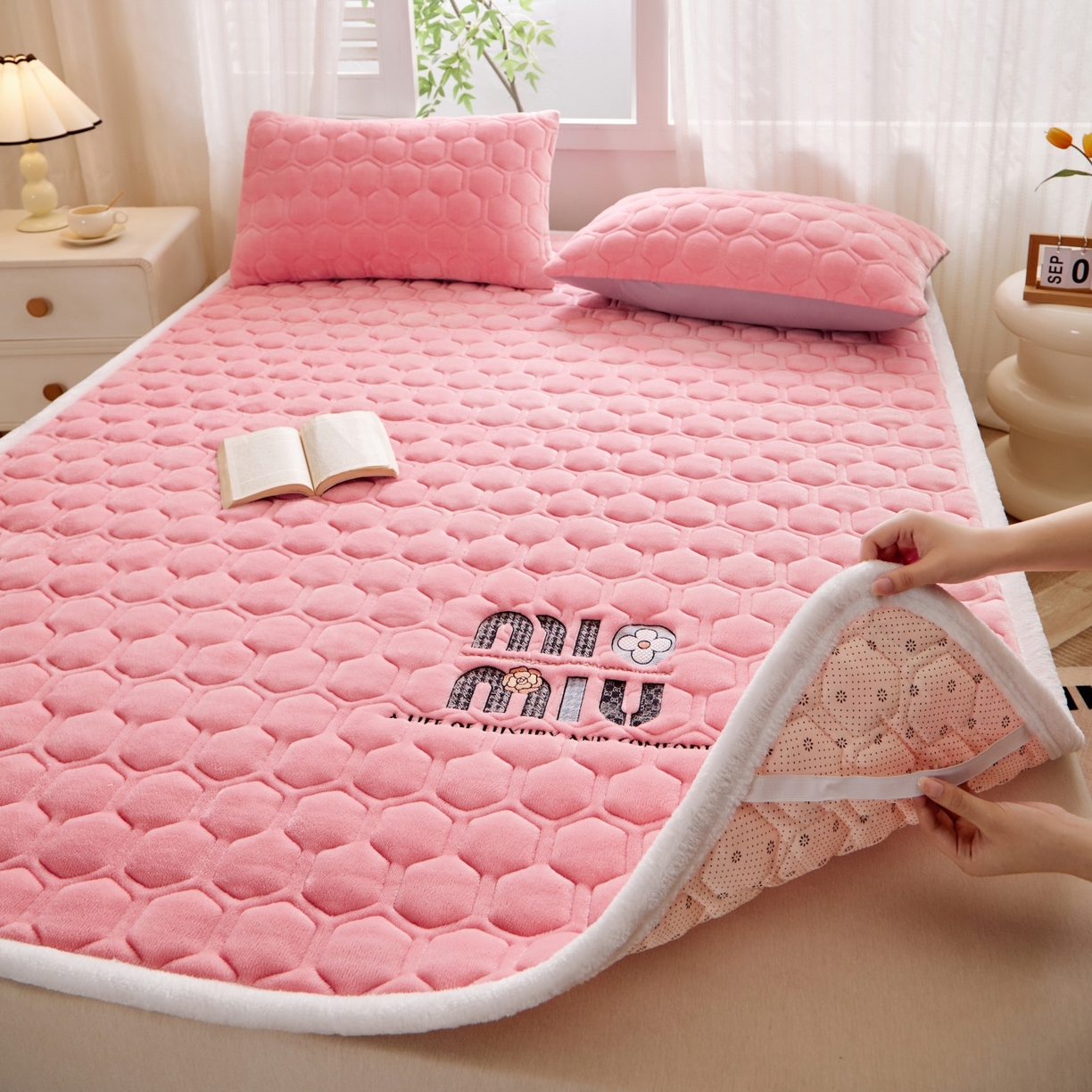 91家纺网 家纺一手货源 找家纺 初心家纺 2025新款高克重牛奶绒绣花夹棉防滑床垫（面料200克） 字母-樱花粉