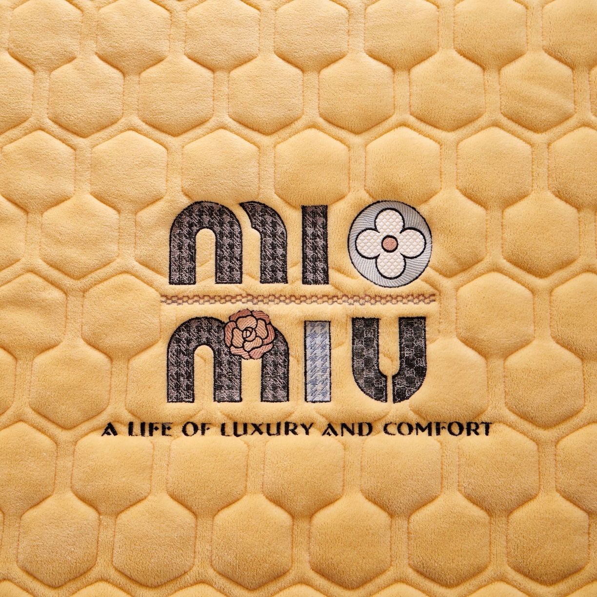 91家纺网 家纺一手货源 找家纺 初心家纺 2025新款高克重牛奶绒绣花夹棉防滑床垫（面料200克） 字母-香槟金