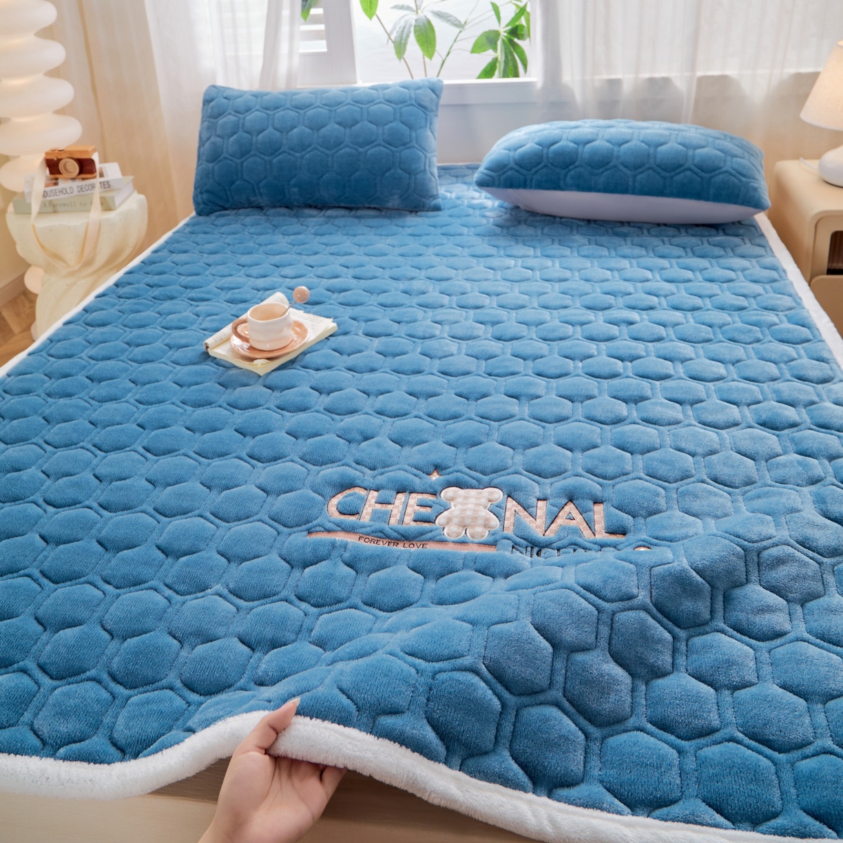 91家纺网 家纺一手货源 找家纺 初心家纺 2025新款高克重牛奶绒绣花夹棉防滑床垫（面料200克） 小熊-宝石蓝