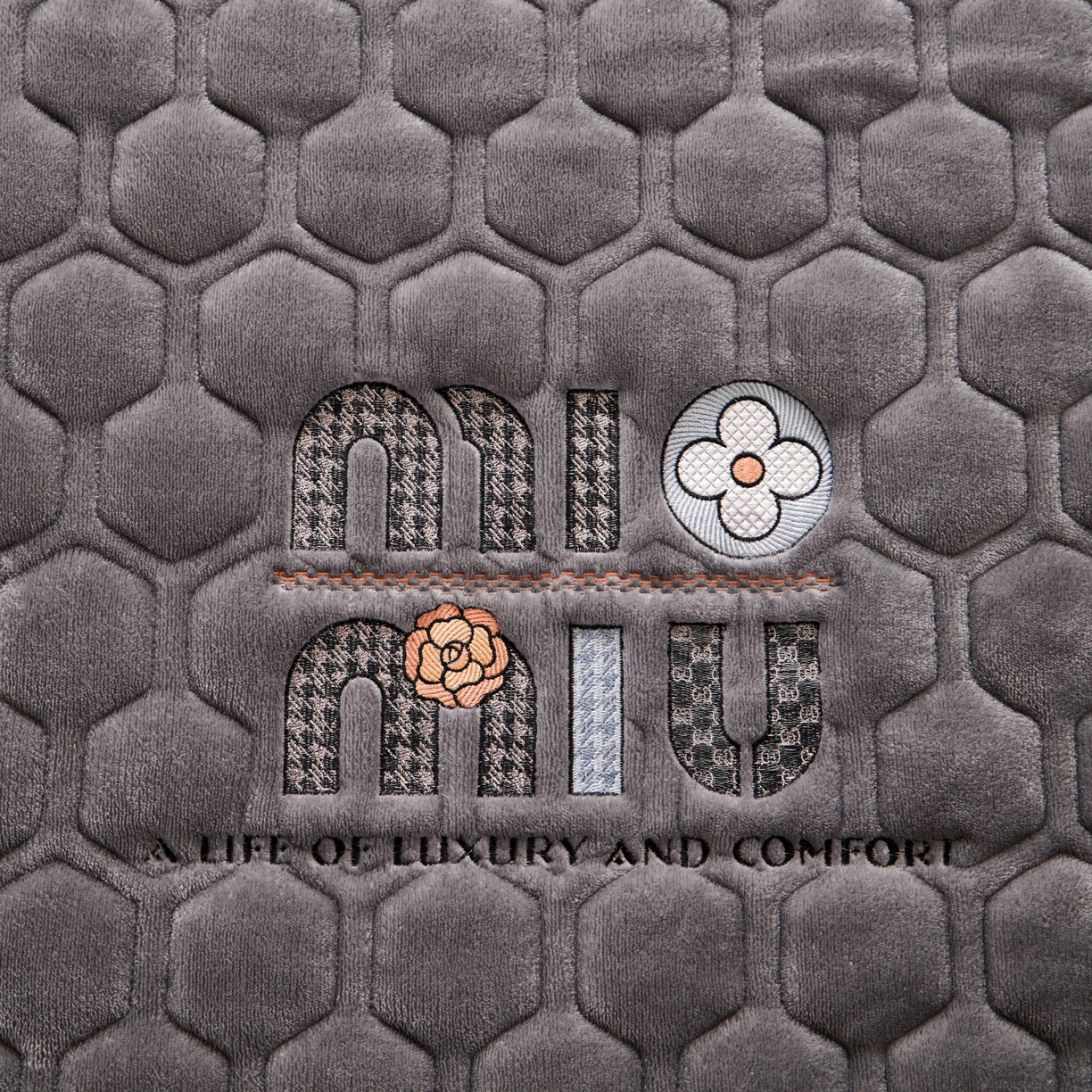 91家纺网 家纺一手货源 找家纺 初心家纺 2025新款高克重牛奶绒绣花夹棉防滑床垫（面料200克） 字母-高级灰