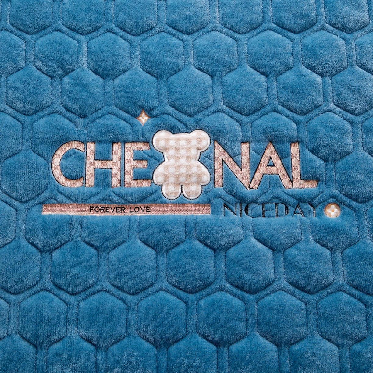 91家纺网 家纺一手货源 找家纺 初心家纺 2025新款高克重牛奶绒绣花夹棉防滑床垫（面料200克） 小熊-宝石蓝