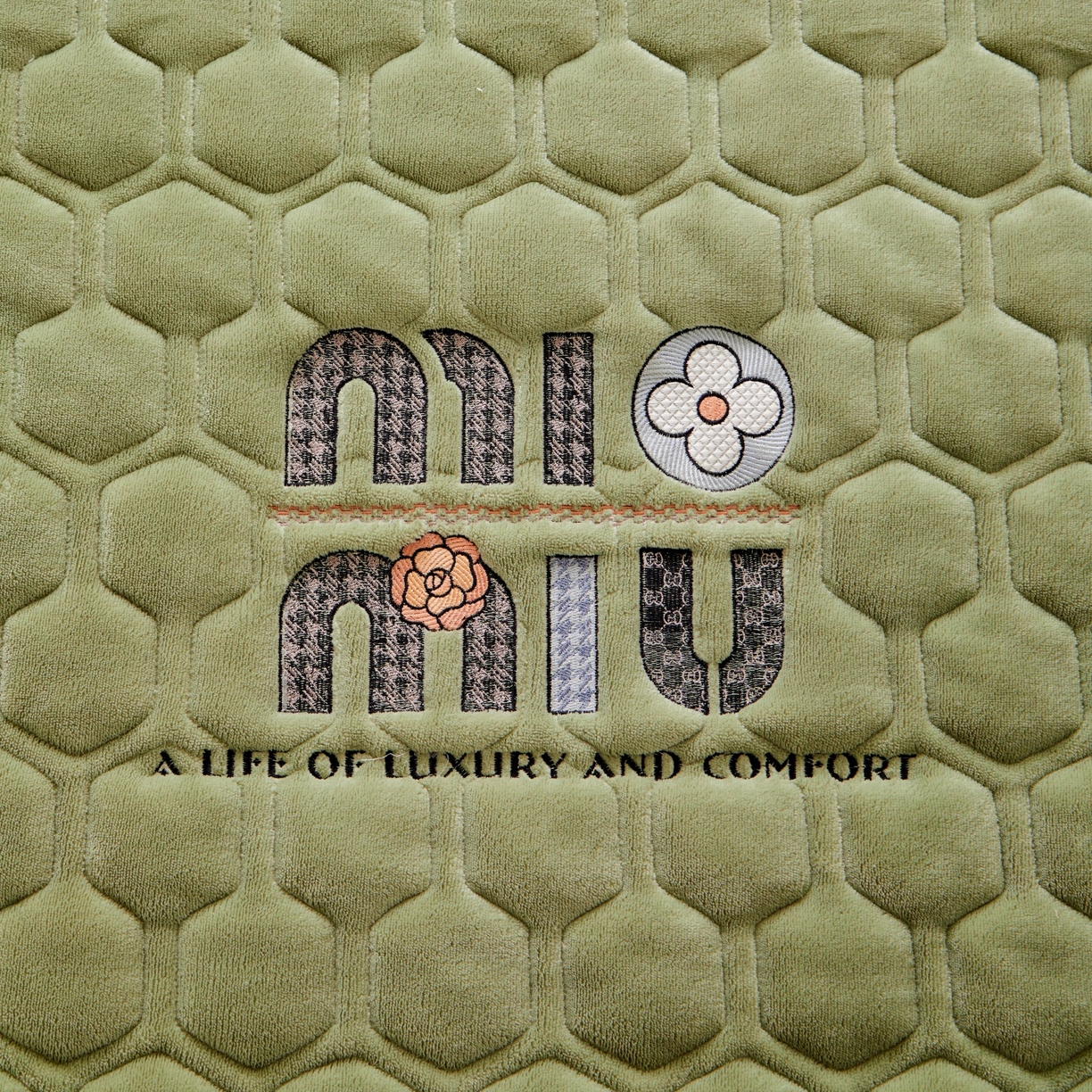 91家纺网 家纺一手货源 找家纺 初心家纺 2025新款高克重牛奶绒绣花夹棉防滑床垫（面料200克） 字母-清新绿