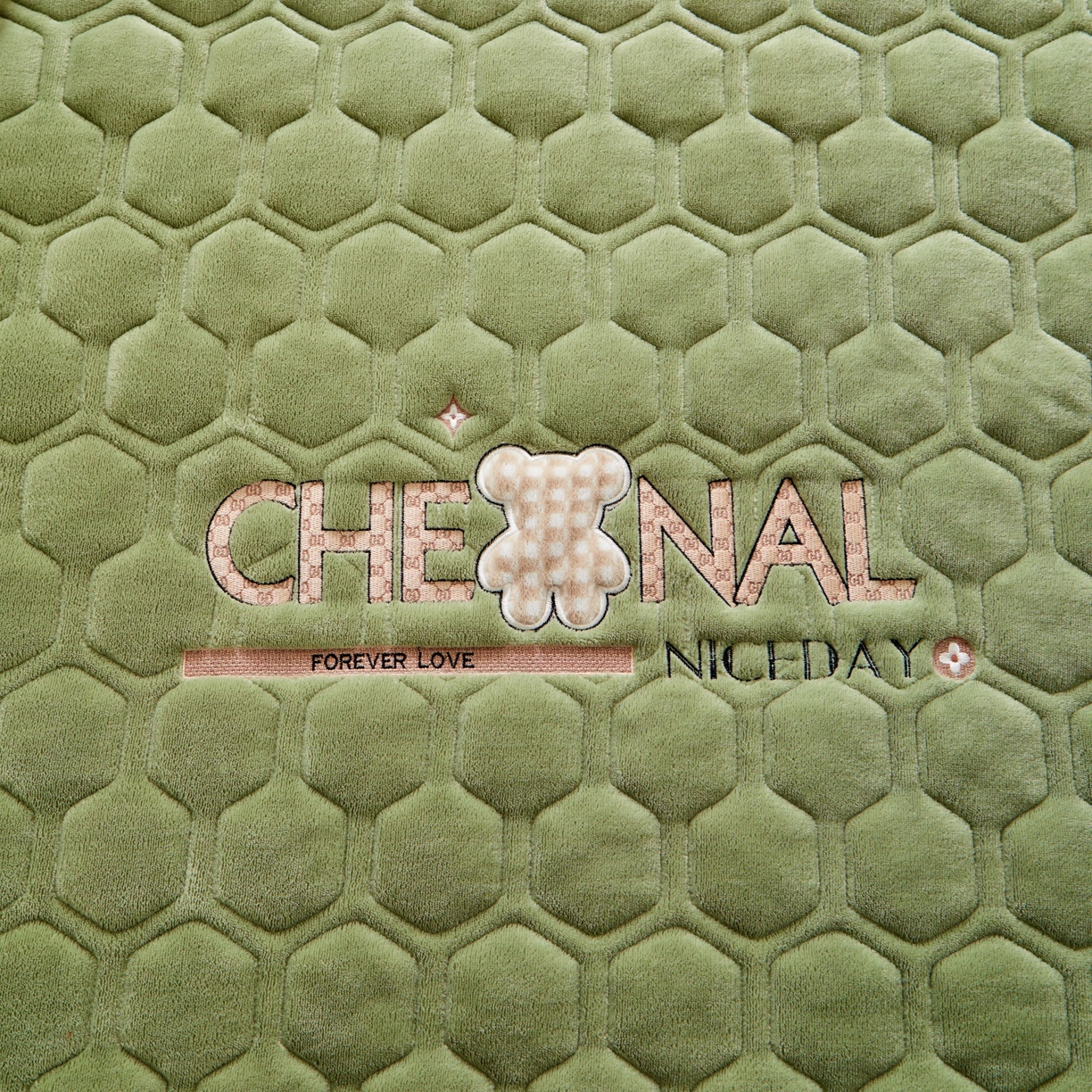 91家纺网 家纺一手货源 找家纺 初心家纺 2025新款高克重牛奶绒绣花夹棉防滑床垫（面料200克） 小熊-清新绿