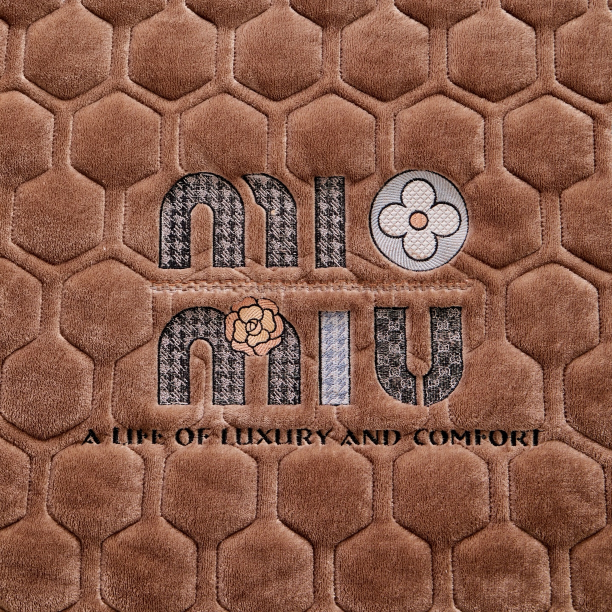 91家纺网 家纺一手货源 找家纺 初心家纺 2025新款高克重牛奶绒绣花夹棉防滑床垫（面料200克） 字母-深咖棕