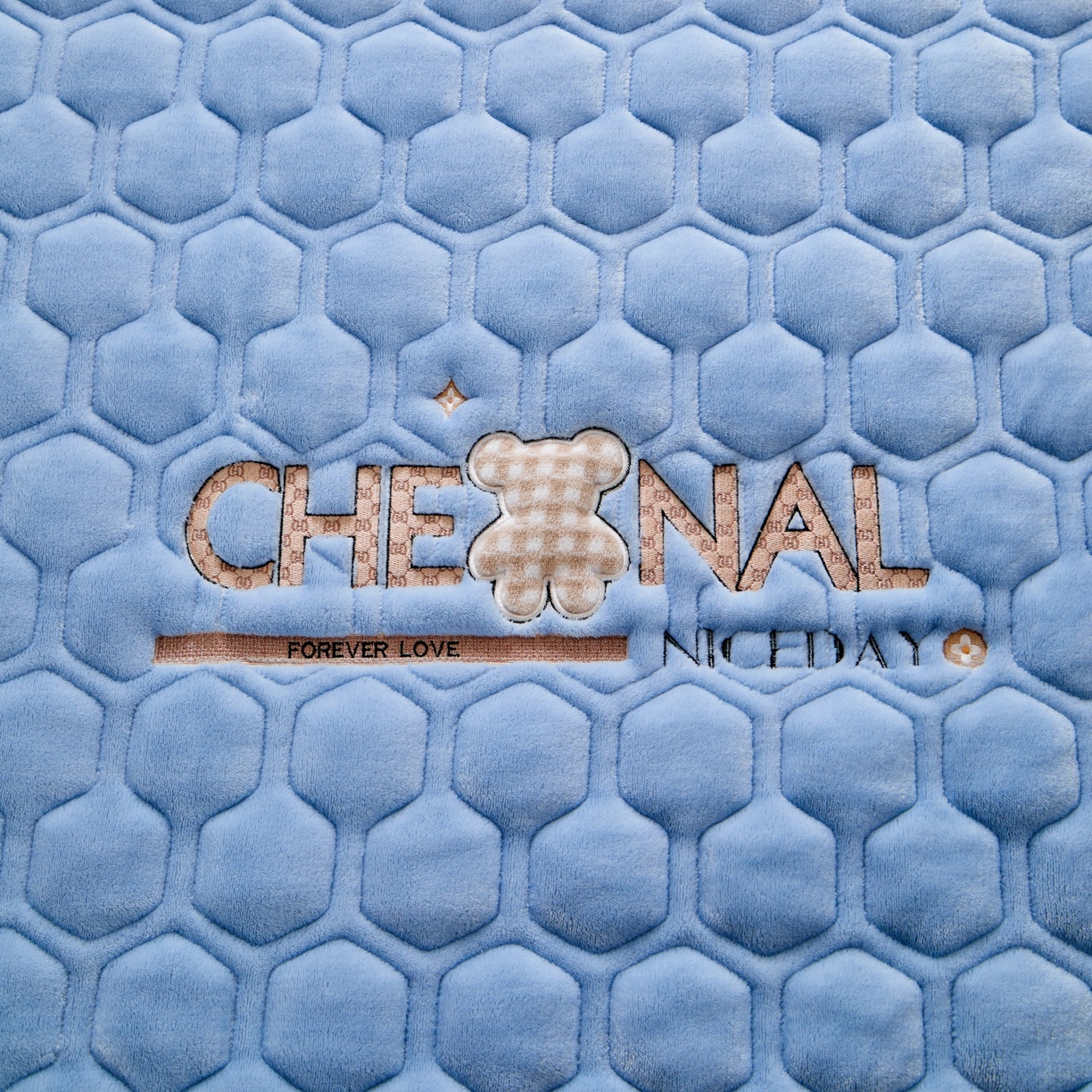 91家纺网 家纺一手货源 找家纺 初心家纺 2025新款高克重牛奶绒绣花夹棉防滑床垫（面料200克） 小熊-天空蓝