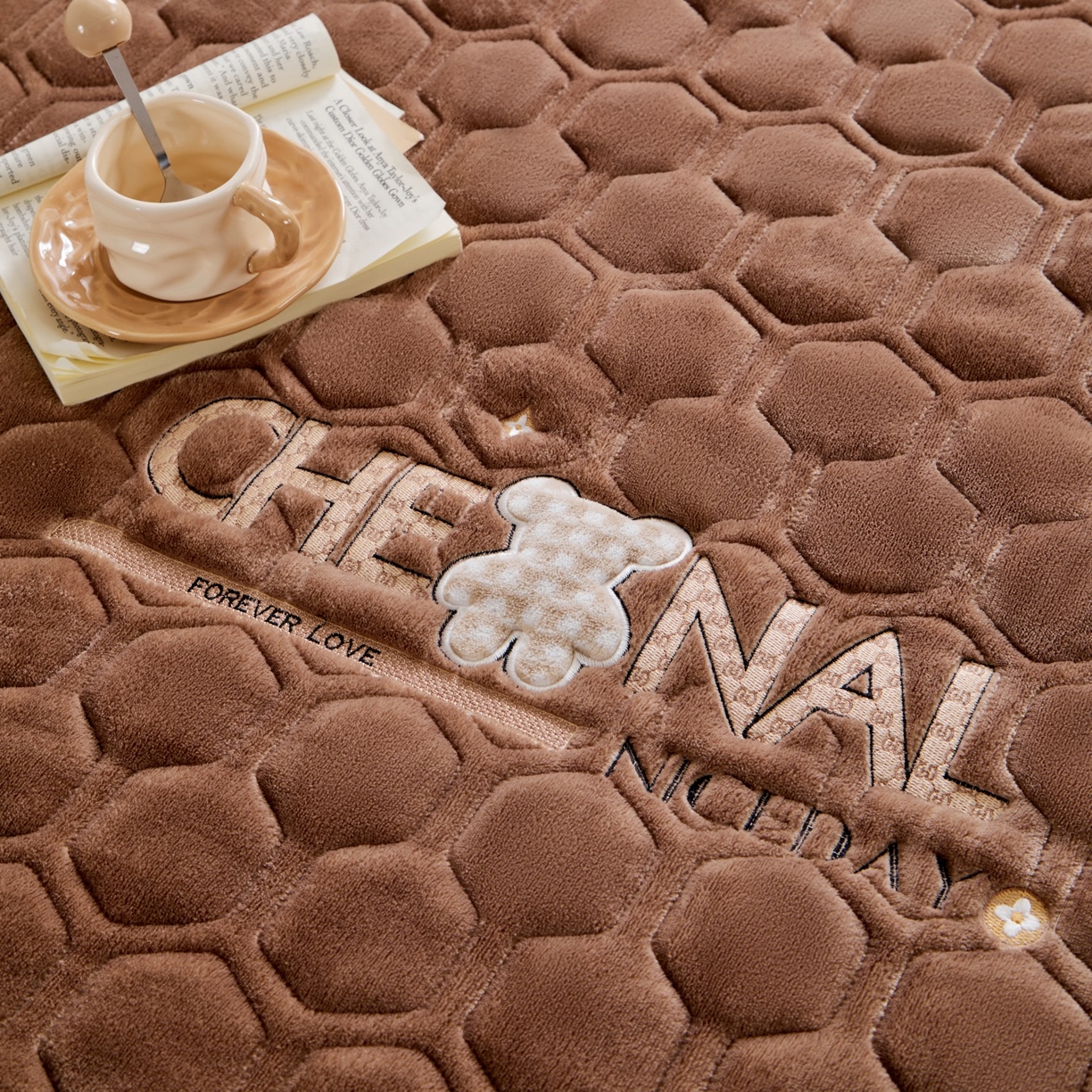 91家纺网 家纺一手货源 找家纺 初心家纺 2025新款高克重牛奶绒绣花夹棉防滑床垫（面料200克） 小熊-深咖棕