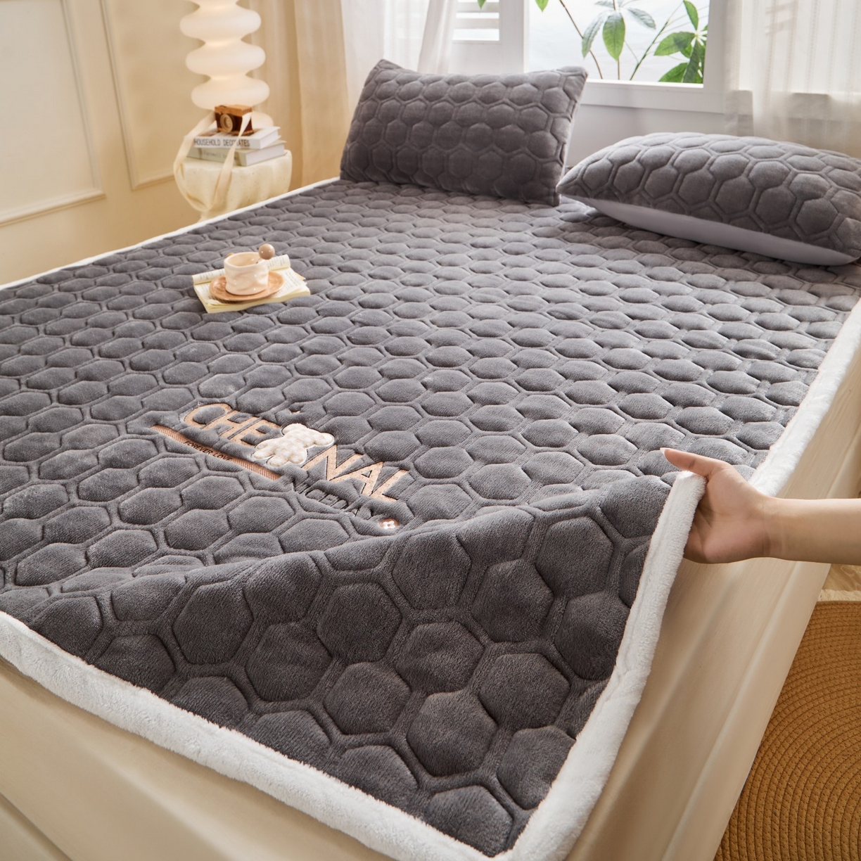 91家纺网 家纺一手货源 找家纺 初心家纺 2025新款高克重牛奶绒绣花夹棉防滑床垫（面料200克） 小熊-高级灰
