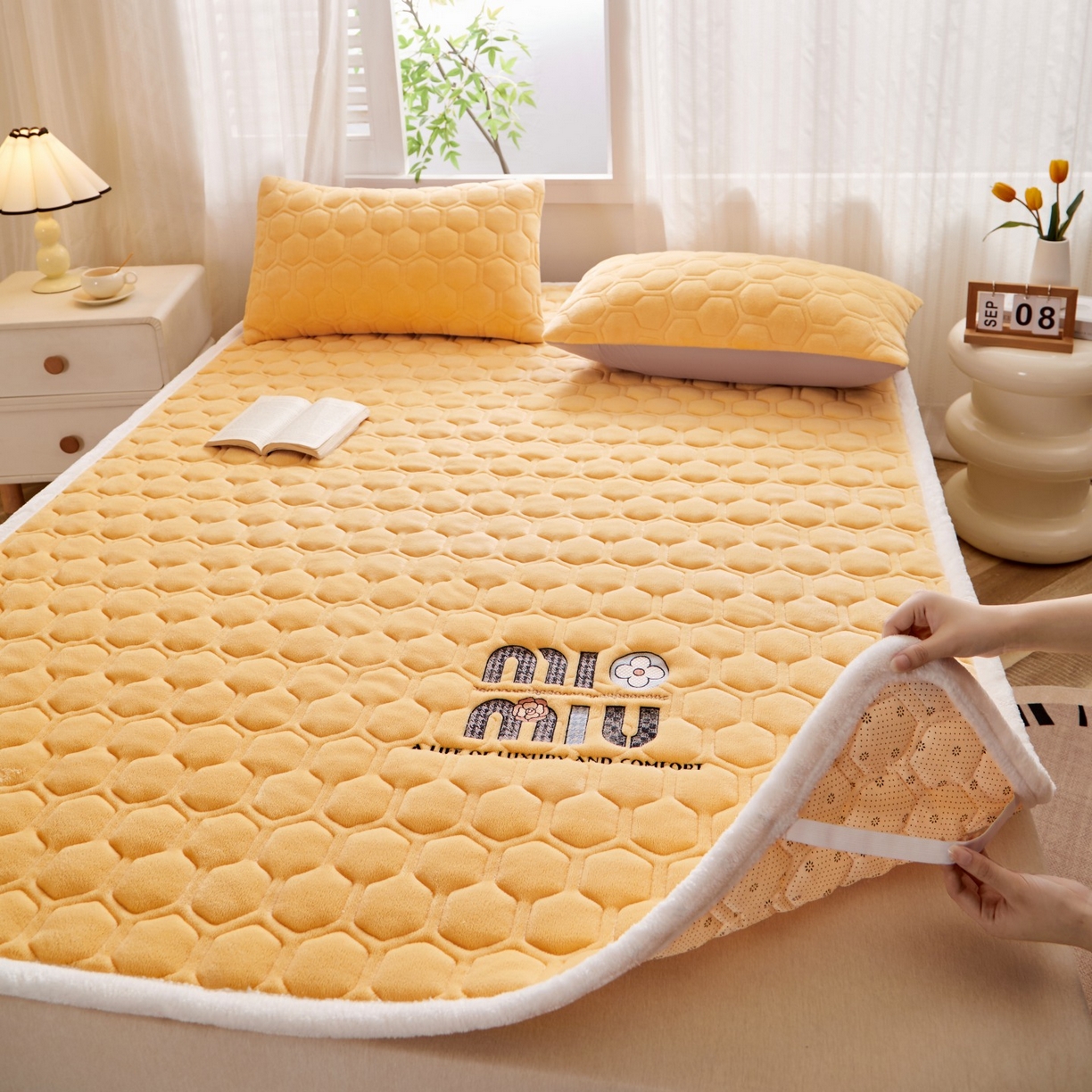 91家纺网 家纺一手货源 找家纺 初心家纺 2025新款高克重牛奶绒绣花夹棉防滑床垫（面料200克） 字母-香槟金