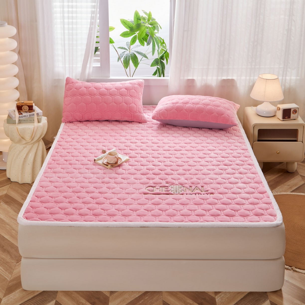 91家纺网 家纺一手货源 找家纺 初心家纺 2025新款高克重牛奶绒绣花夹棉防滑床垫（面料200克） 小熊-樱花粉