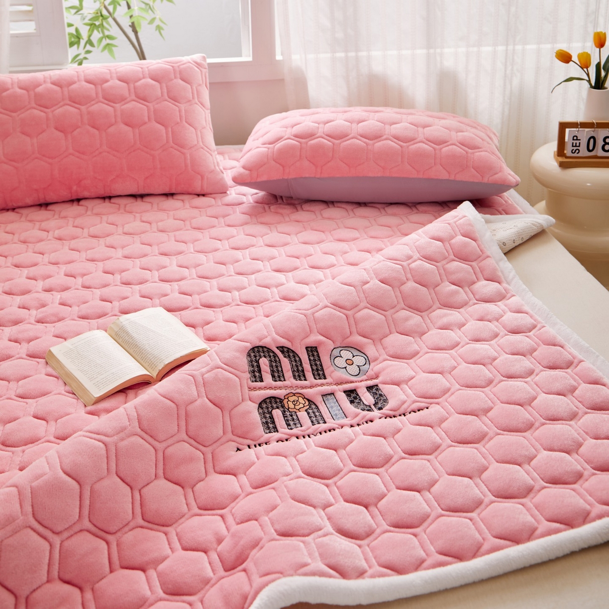 91家纺网 家纺一手货源 找家纺 初心家纺 2025新款高克重牛奶绒绣花夹棉防滑床垫（面料200克） 字母-樱花粉