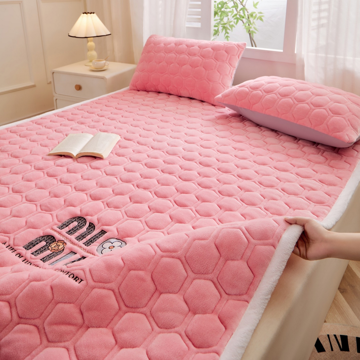 91家纺网 家纺一手货源 找家纺 初心家纺 2025新款高克重牛奶绒绣花夹棉防滑床垫（面料200克） 字母-樱花粉