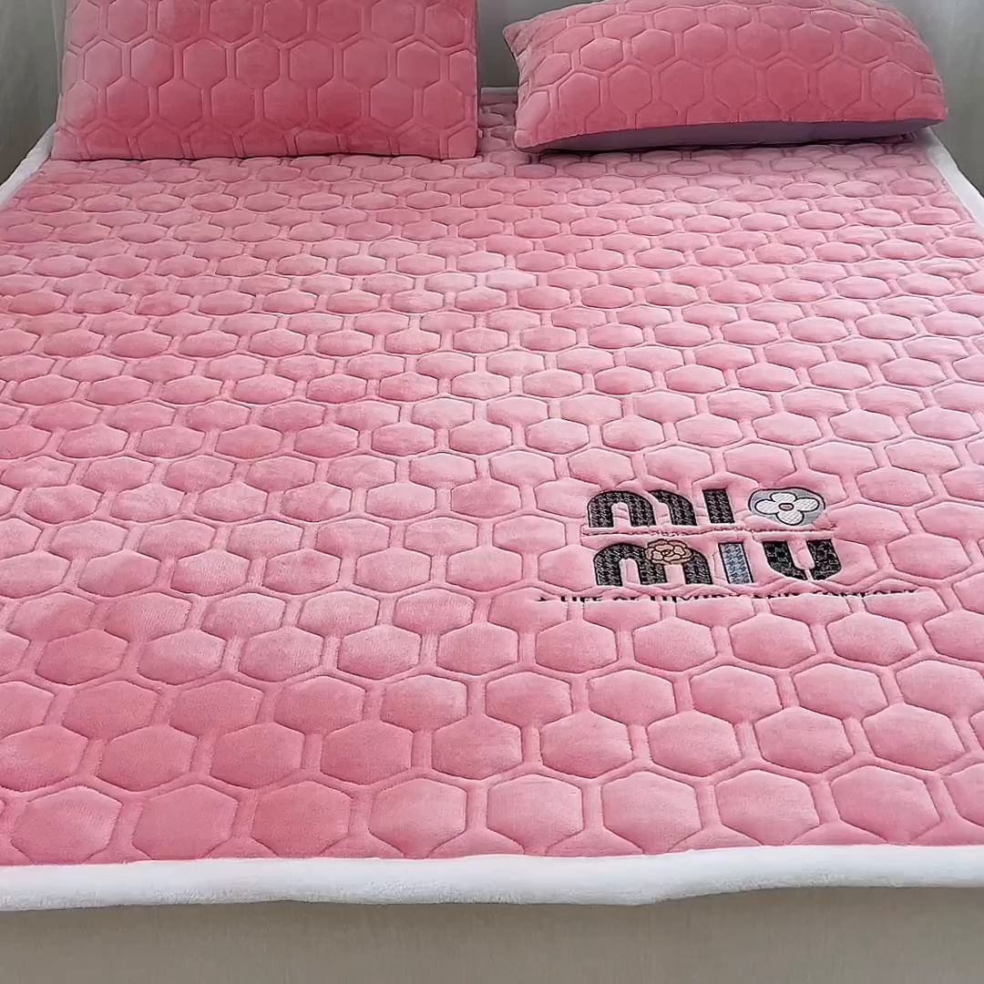 91家纺网 家纺一手货源 找家纺 初心家纺 2025新款高克重牛奶绒绣花夹棉防滑床垫（面料200克） 字母-樱花粉