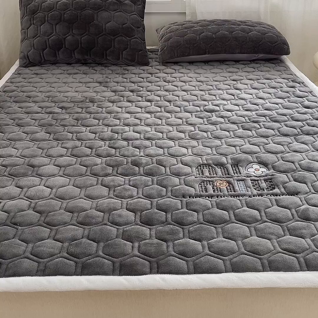 91家纺网 家纺一手货源 找家纺 初心家纺 2025新款高克重牛奶绒绣花夹棉防滑床垫（面料200克） 字母-高级灰