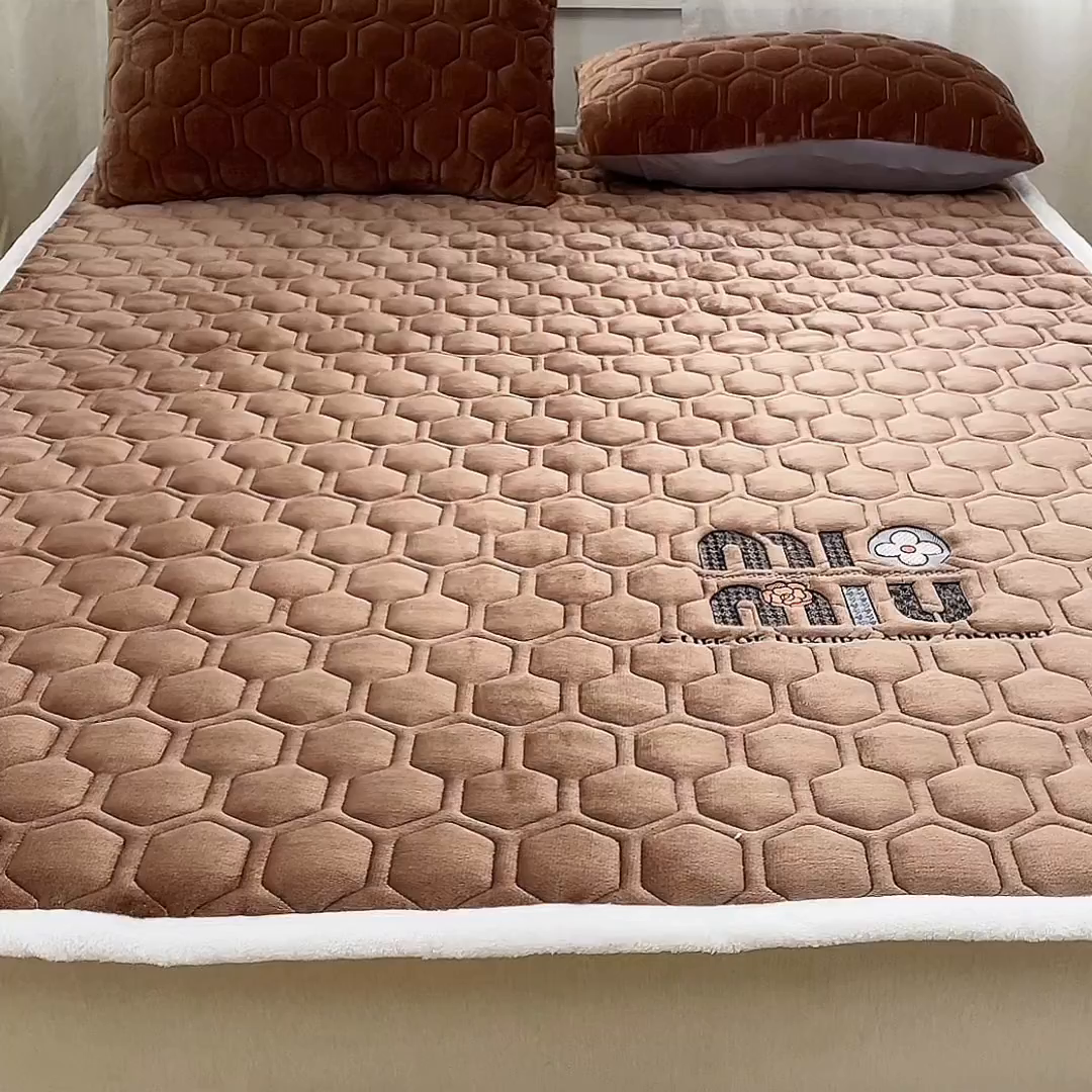91家纺网 家纺一手货源 找家纺 初心家纺 2025新款高克重牛奶绒绣花夹棉防滑床垫（面料200克） 字母-深咖棕